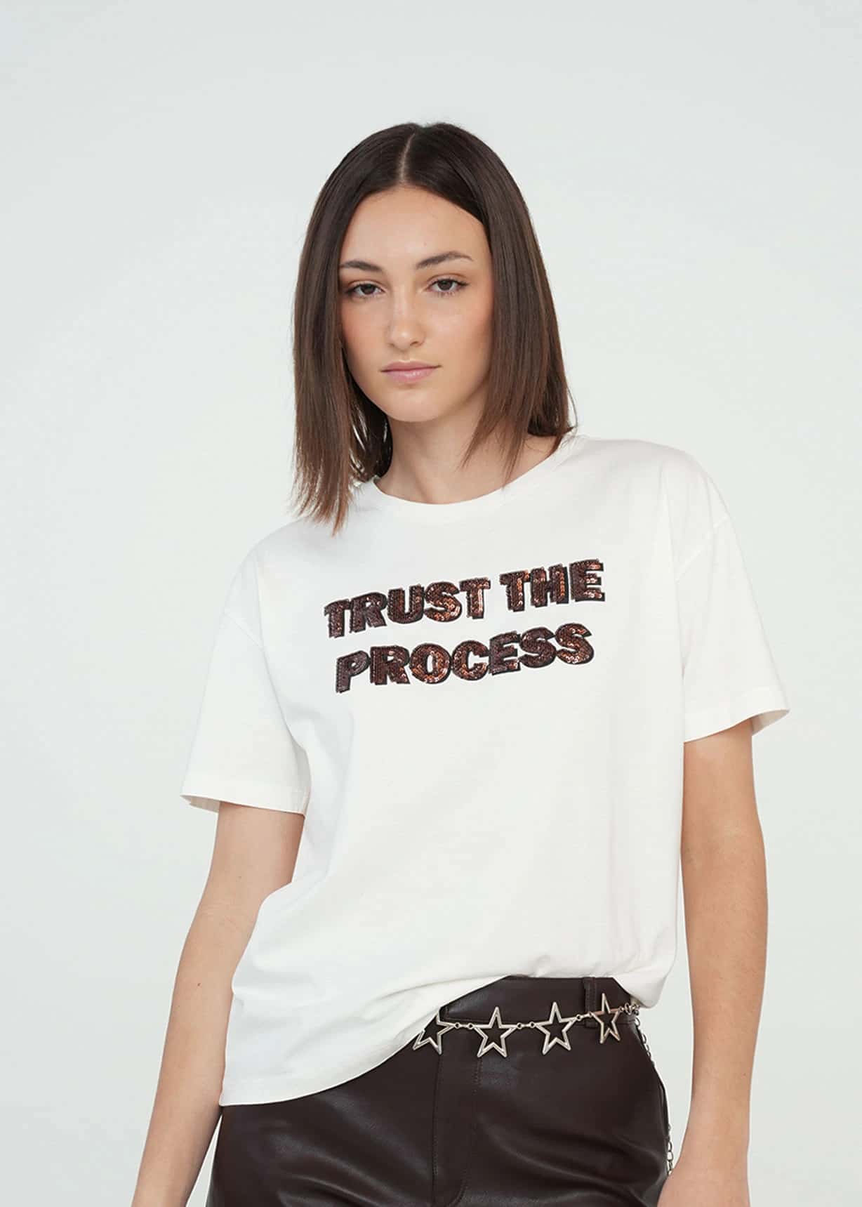 Camiseta con texto en lentejuelas