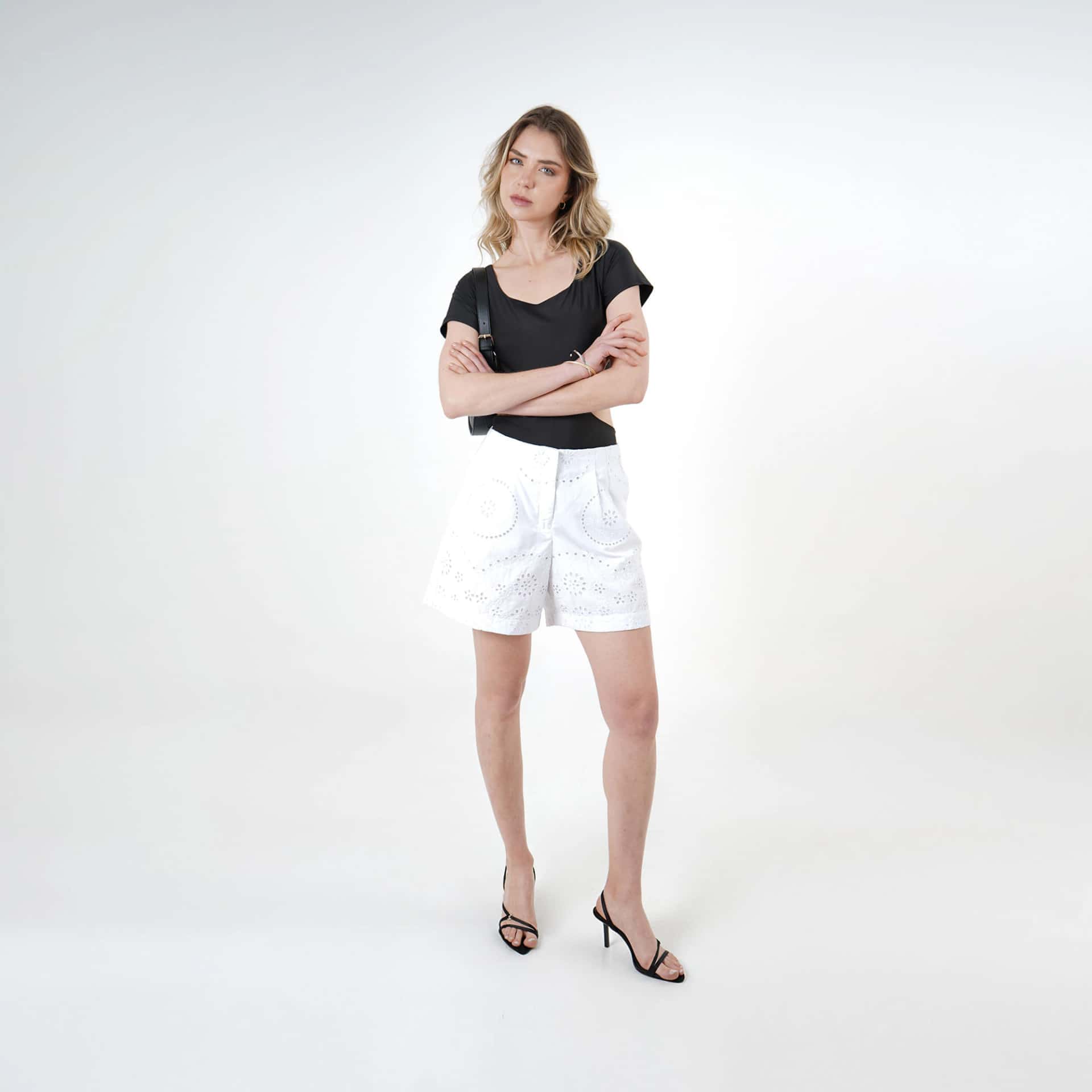 Short ancho en ojalillo con prenses
