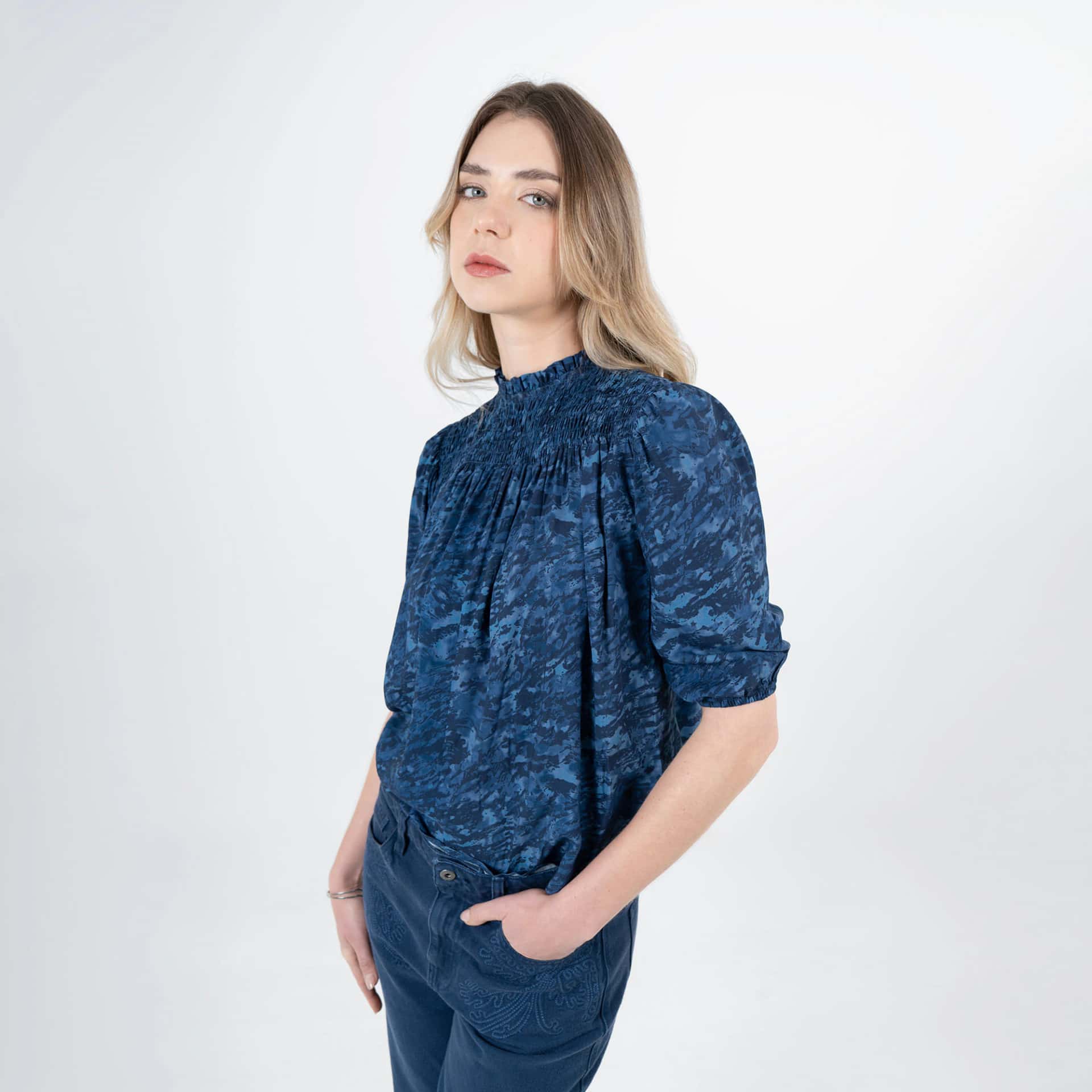 Blusa Cuello Alto Manga Corta