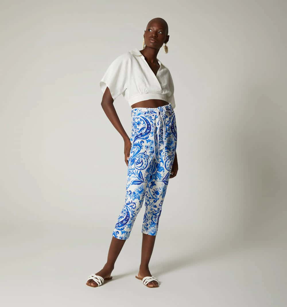Pantalon capri con tira de anudar