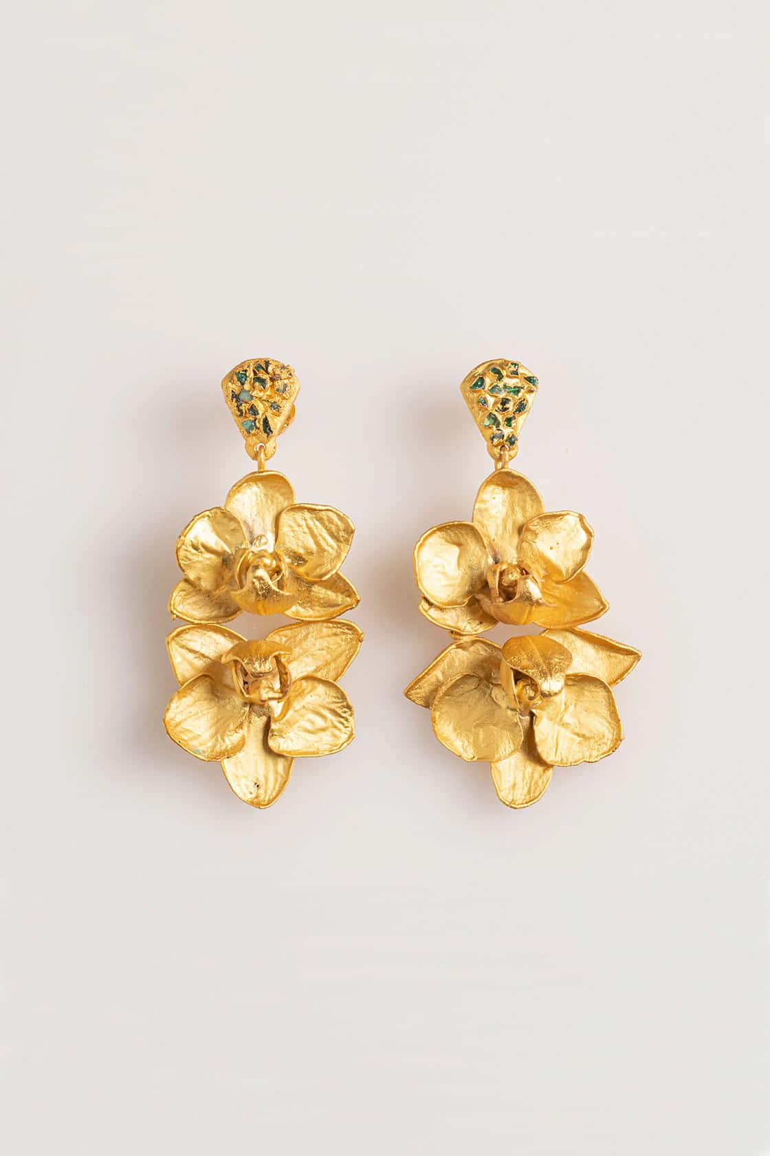 DOUBLE PHALAENOPSIS MINI AND ROUGH EMERALD EARRINGS