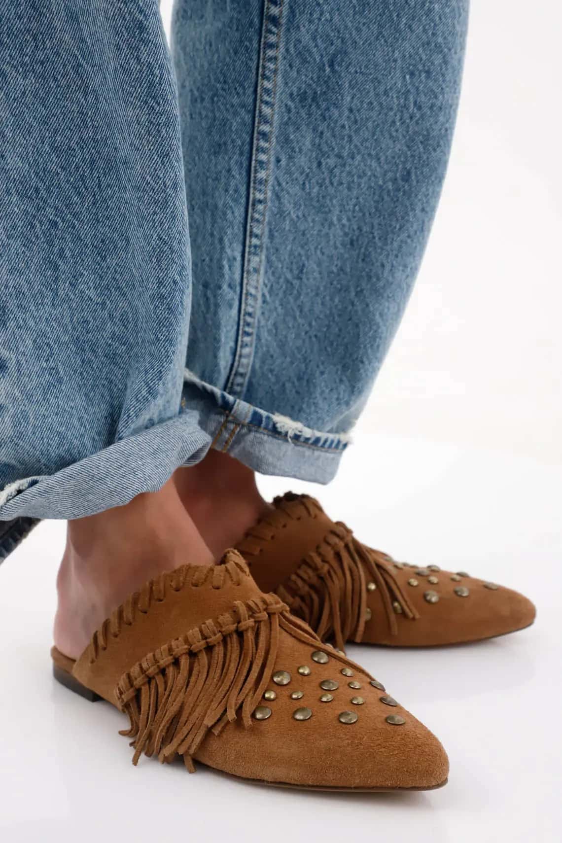 Suecos punta fina planos con flecos y tachas en cuero camel para mujer