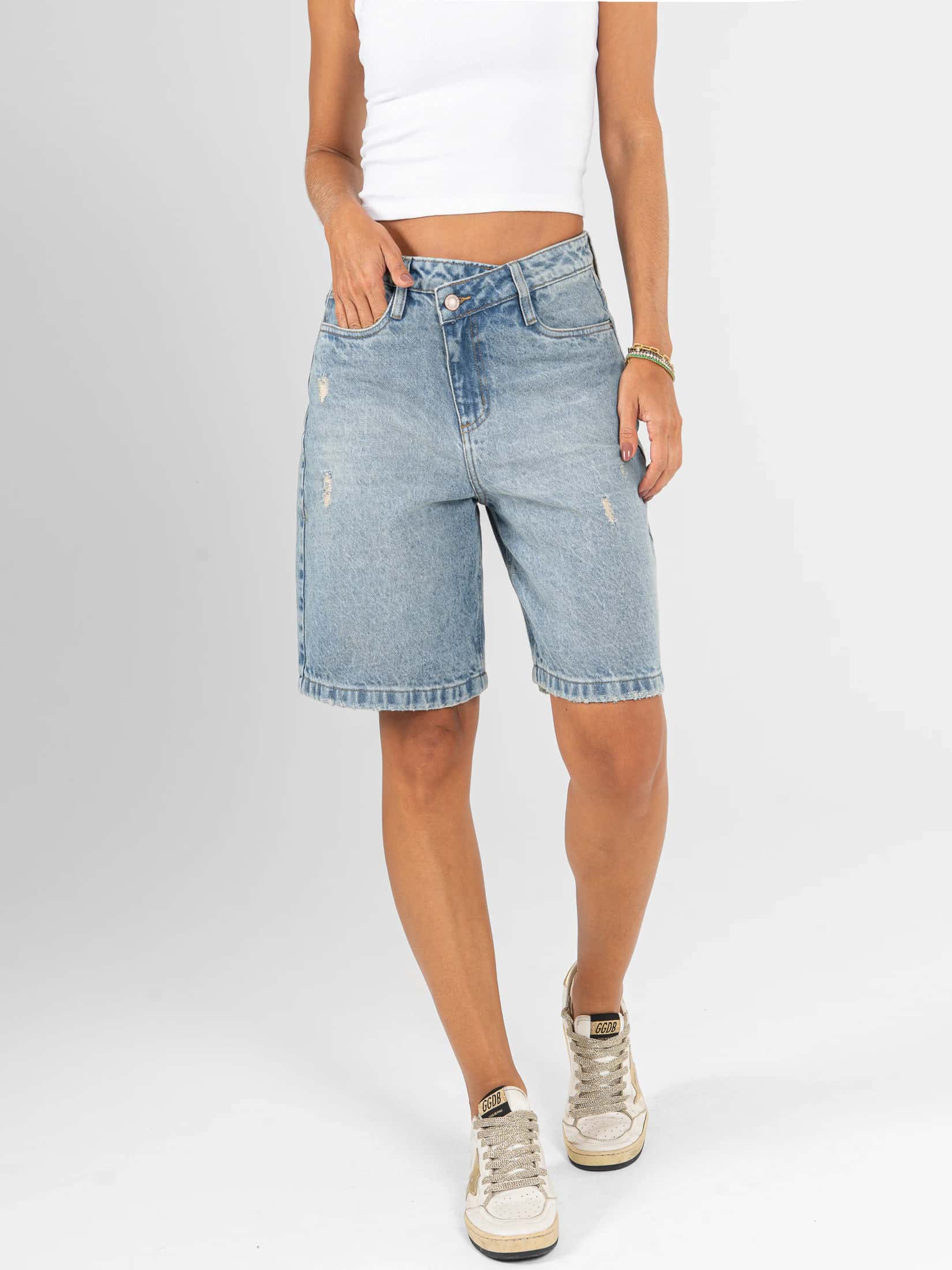 Ref: 066522 Bermuda en denim rígido, tiro alto, detalle en pretina, tono azul medio