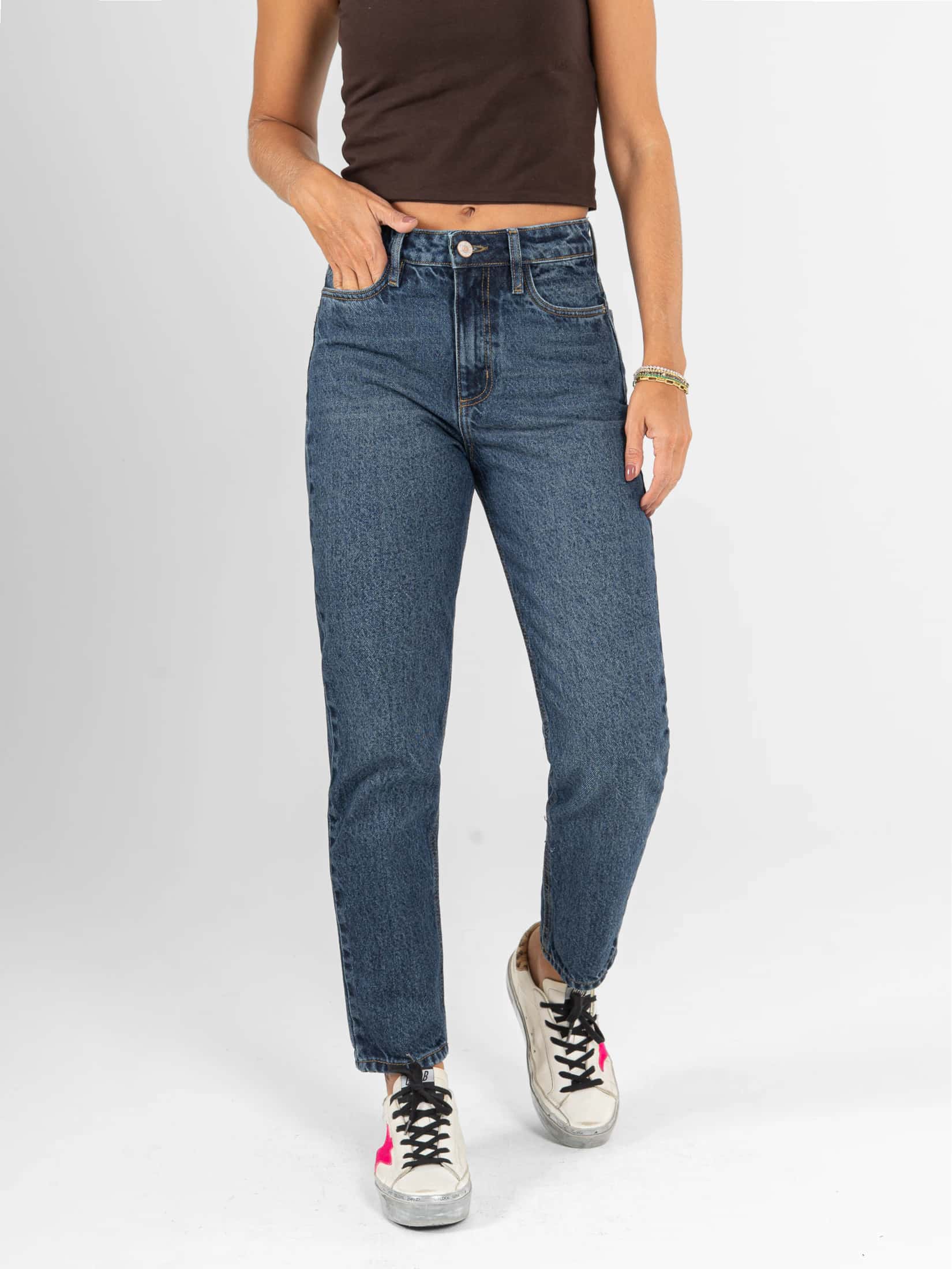 Ref: 066543 Jean Mom fit, rígido, tiro alto, tono azul oscuro.