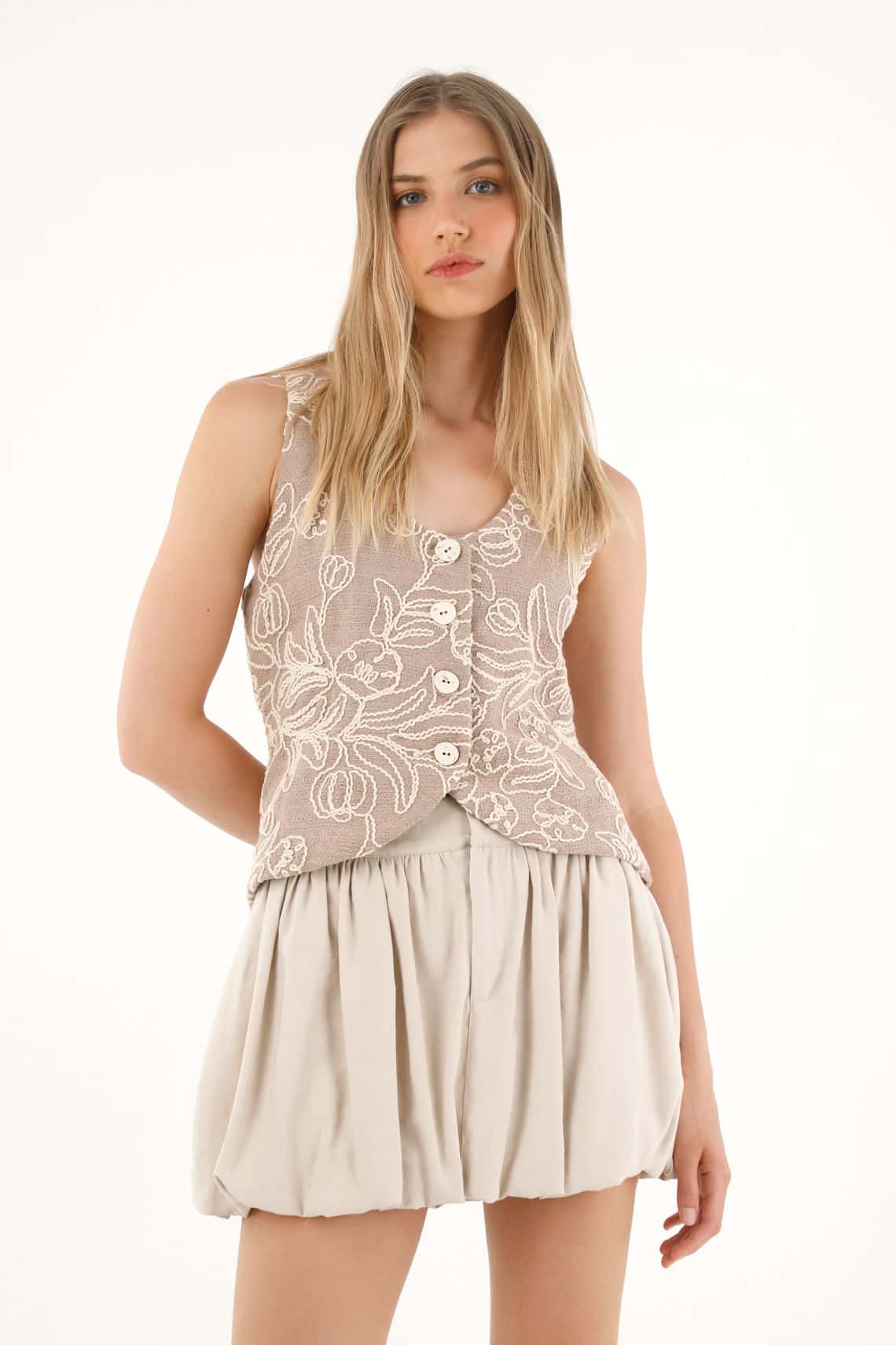 Chaleco con textura y bordado café para mujer