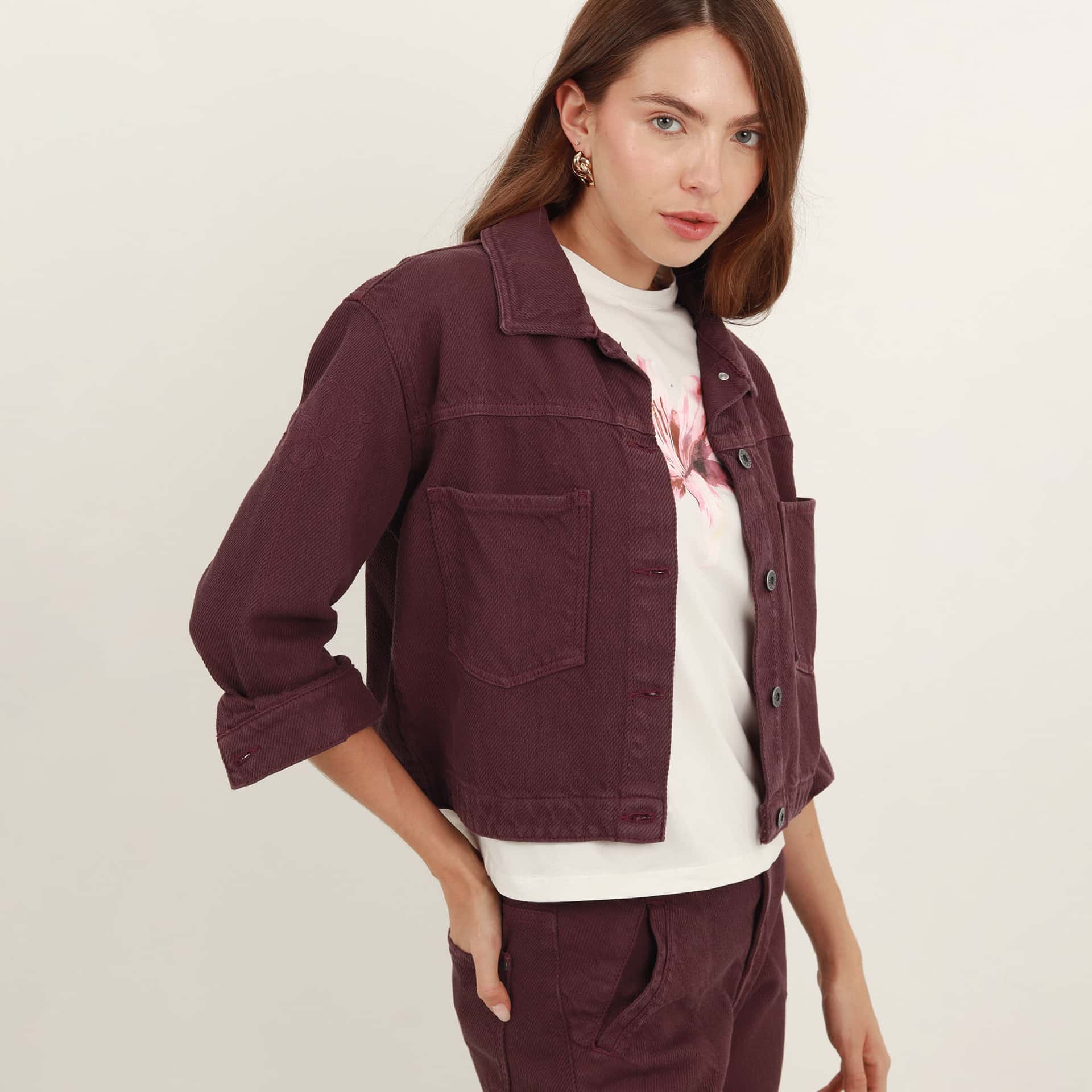 Chaqueta cazadora cuello sport manga larga con bordado