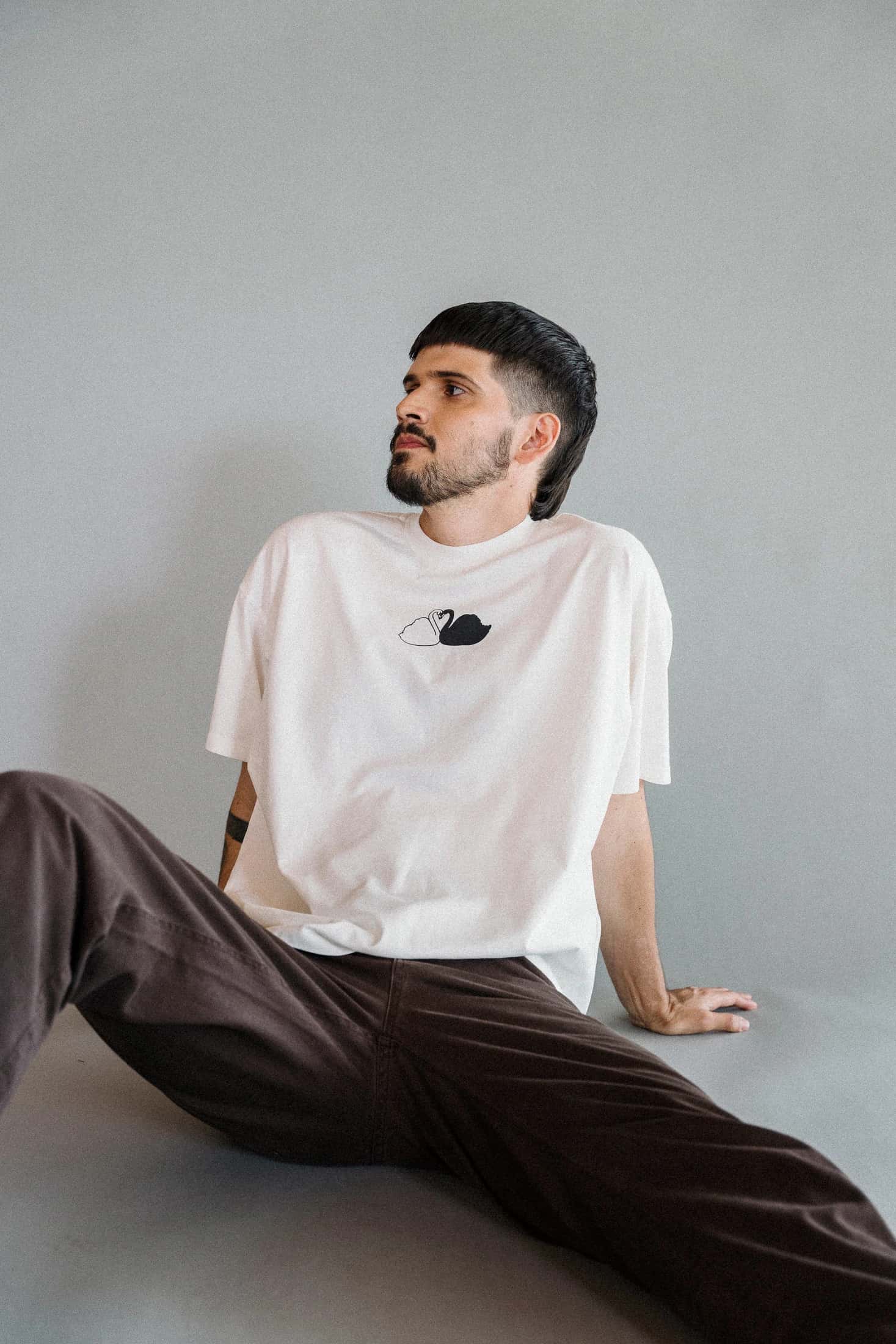 Camiseta unisex CISNES ENAMORADOS - miniatura 4