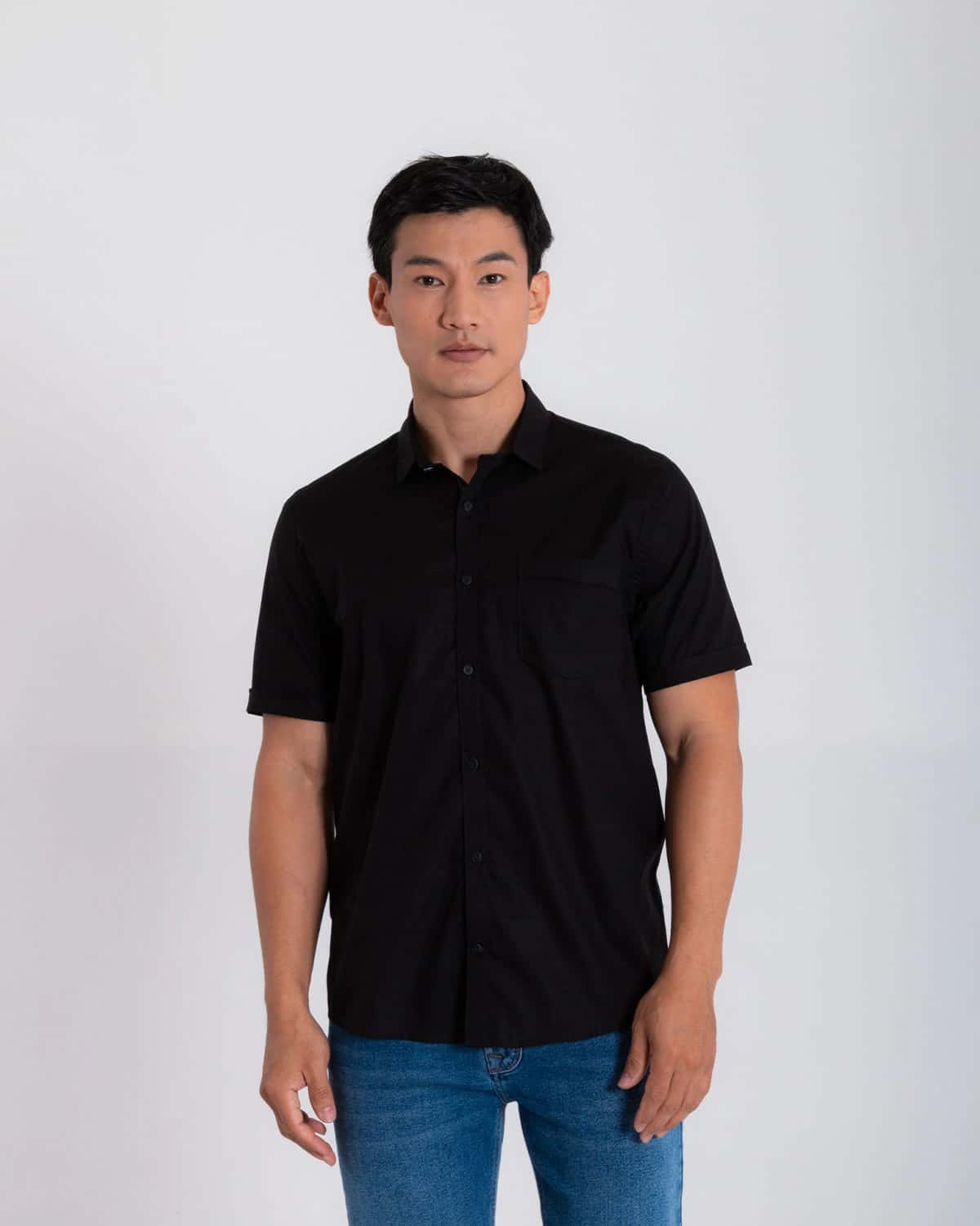 Camisa regular negra manga corta para hombre