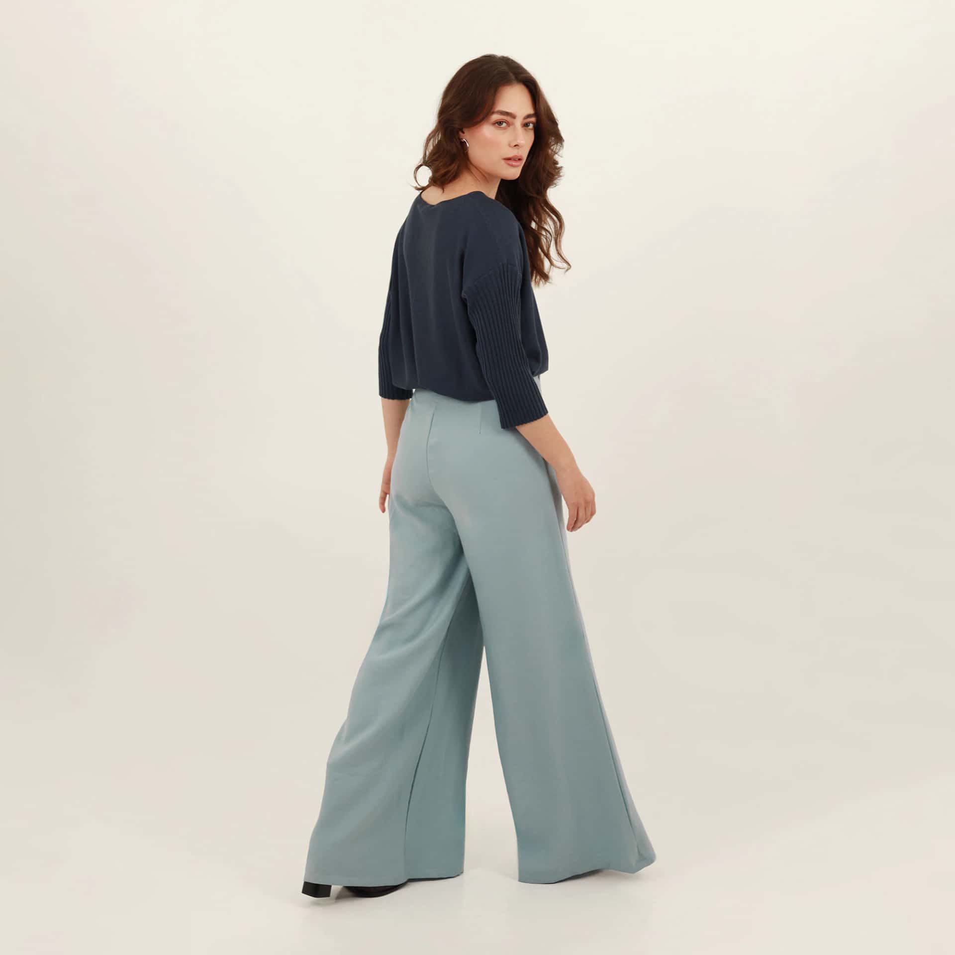 Pantalón ancho con alforzas