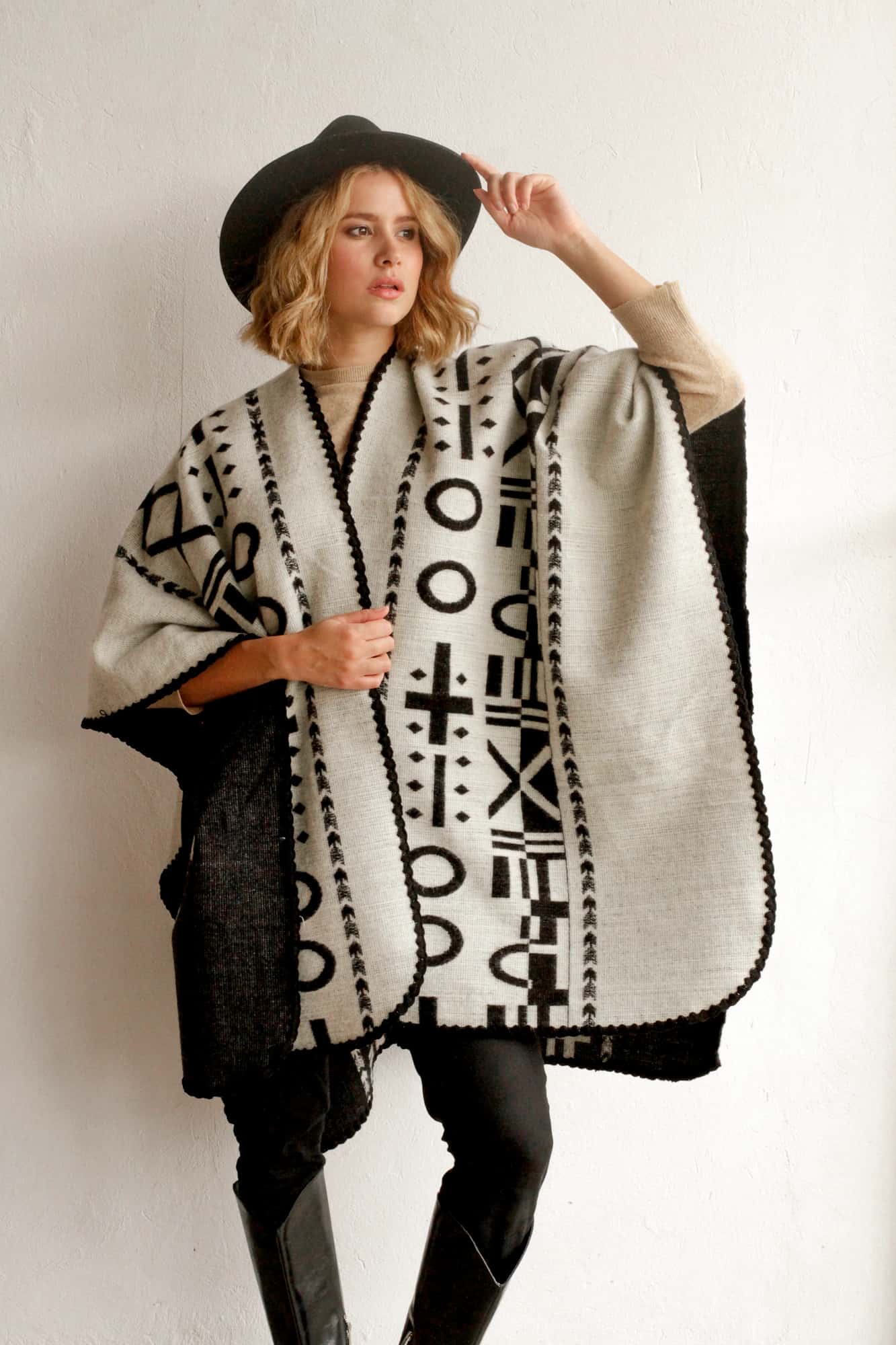 Poncho XO - Negro y blanco. - miniatura 4