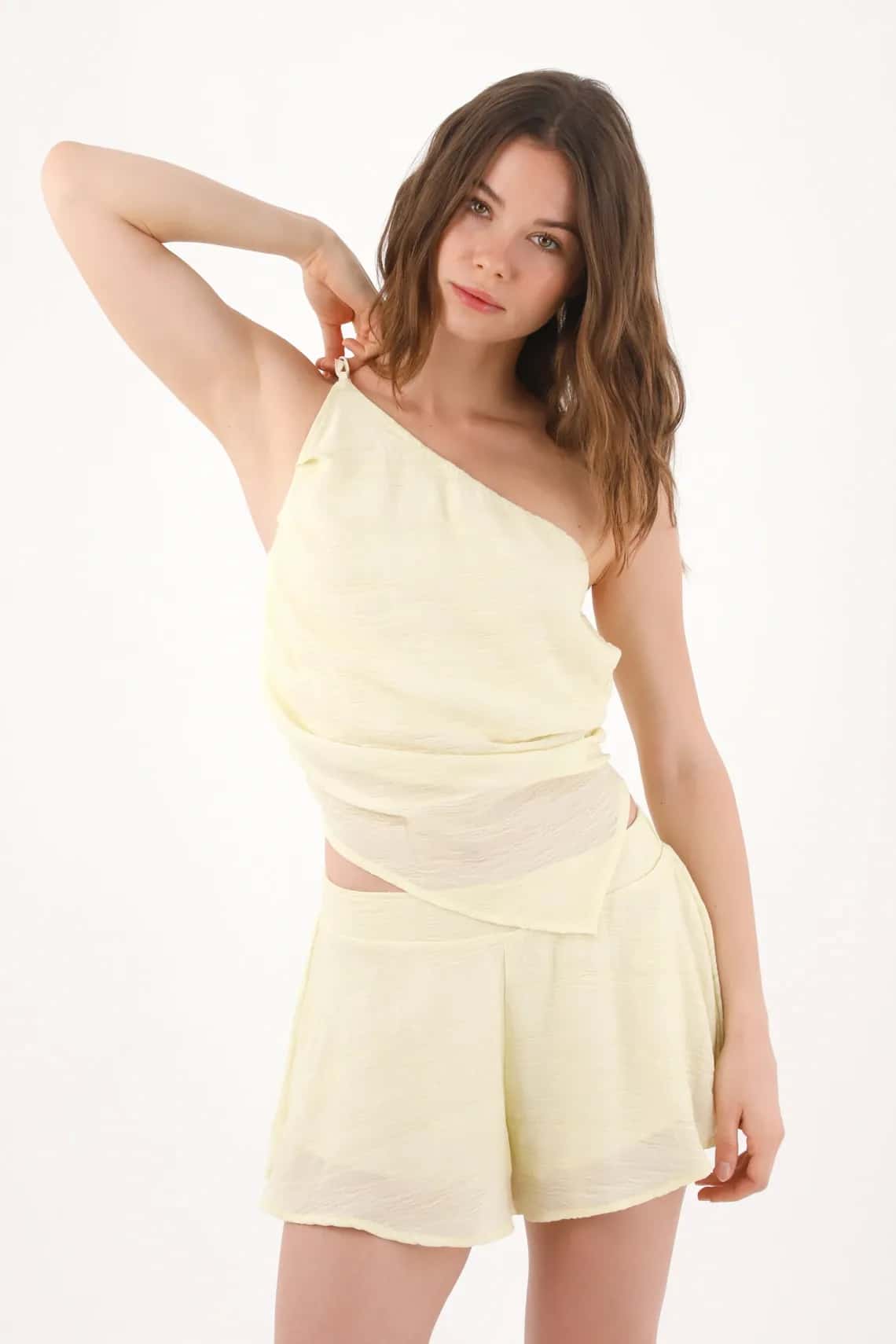 Bermuda fit fluido con textura amarillo pastel para mujer