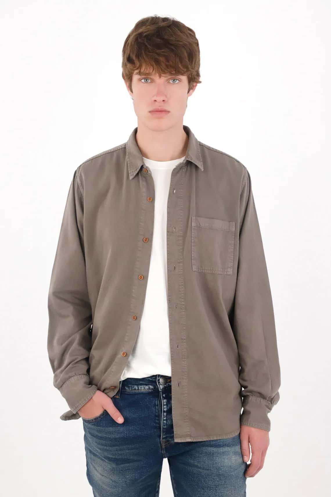 camisa fit relajado con botones caramelo en algodón gris topo para hombre