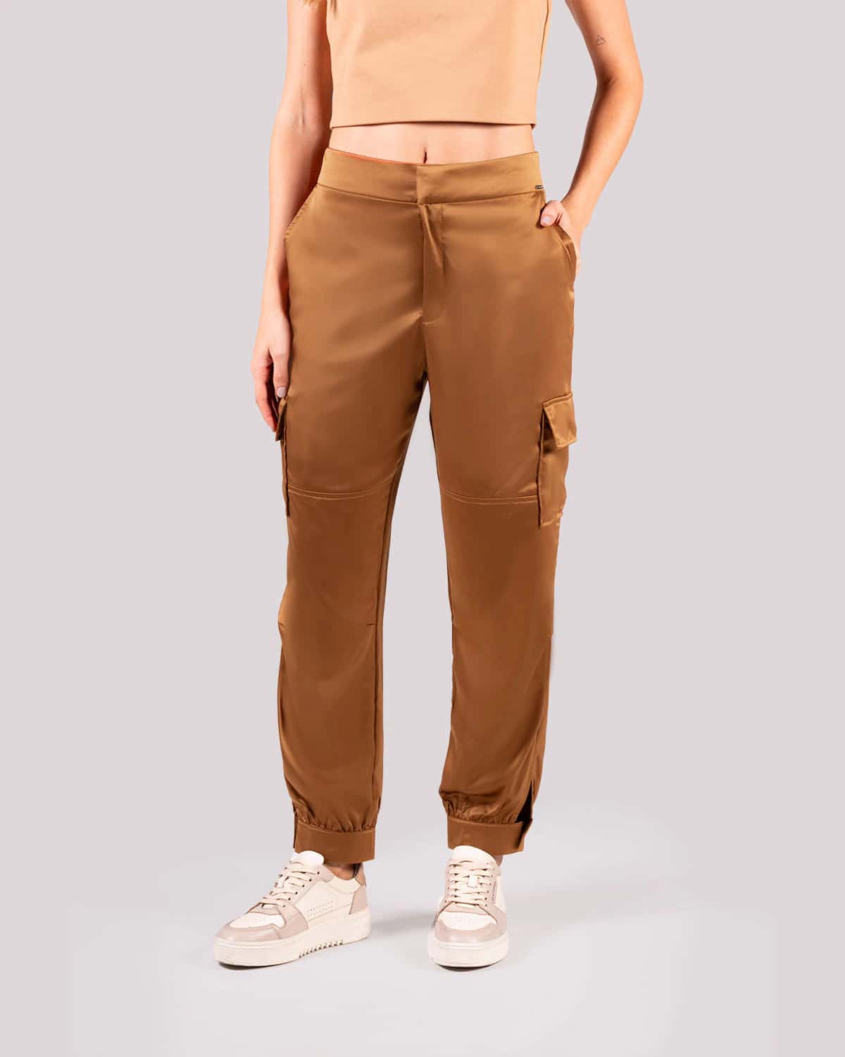 Pantalon cargo ocre satinado para mujer