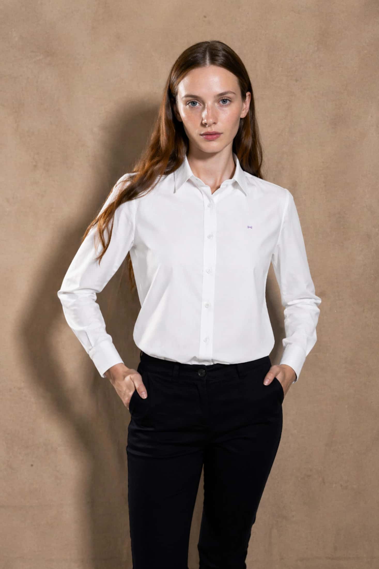 Camisa Antimanchas de Mujer Blanca Logo Lila