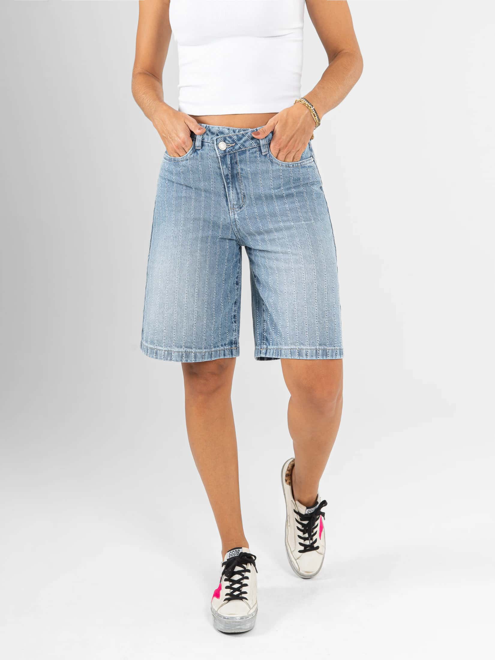 Ref: 066470 Bermuda en denim, rígido, detalle en pretina, rayas, tiro alto, tono azul claro.