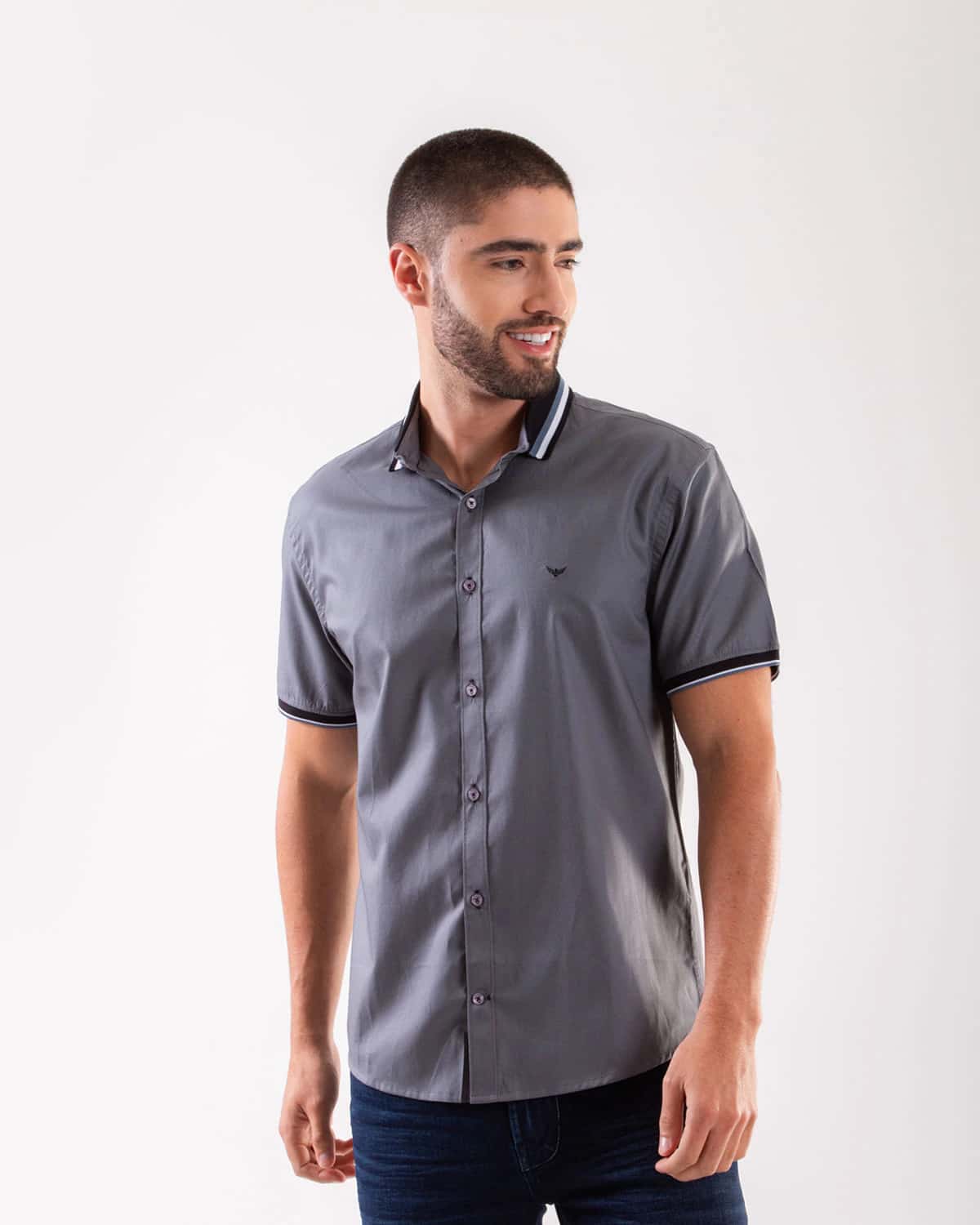 Camisa gris manga corta para hombre