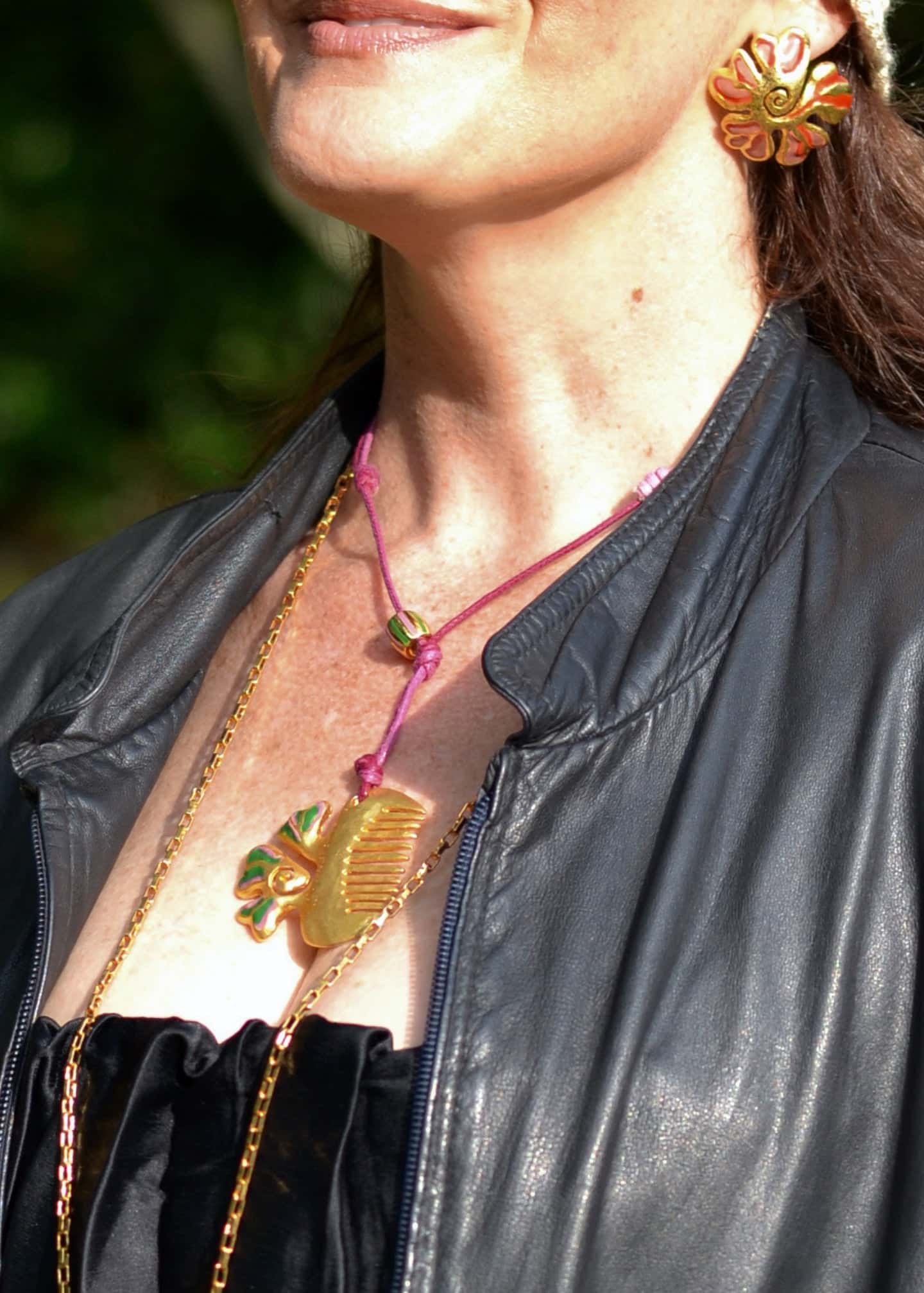 COMB BOW NECKLACE