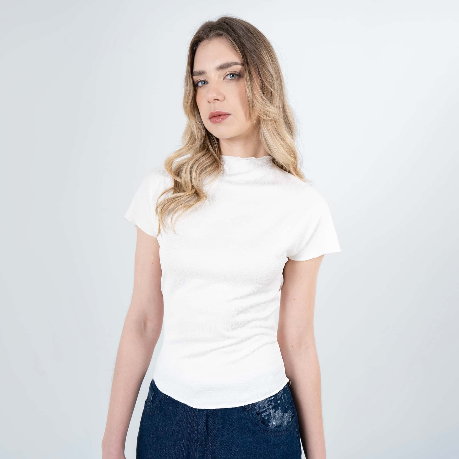 Camiseta tejida cuello alto manga corta entallada