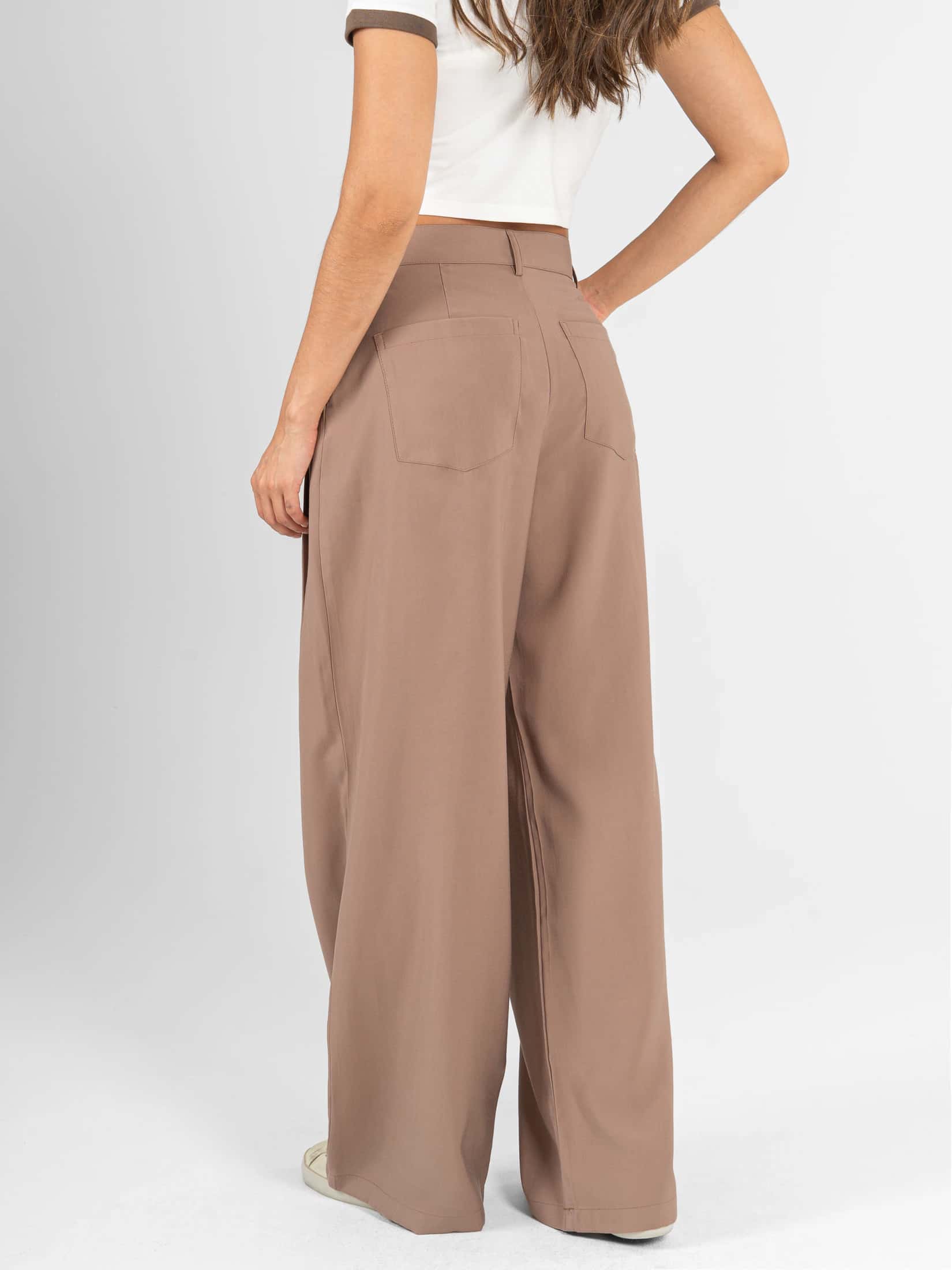 Ref: 0620580 Pantalón mom flare, tejido plano liviano, prenses, detalle en pretina, tiro alto, tono cafe - miniatura 4