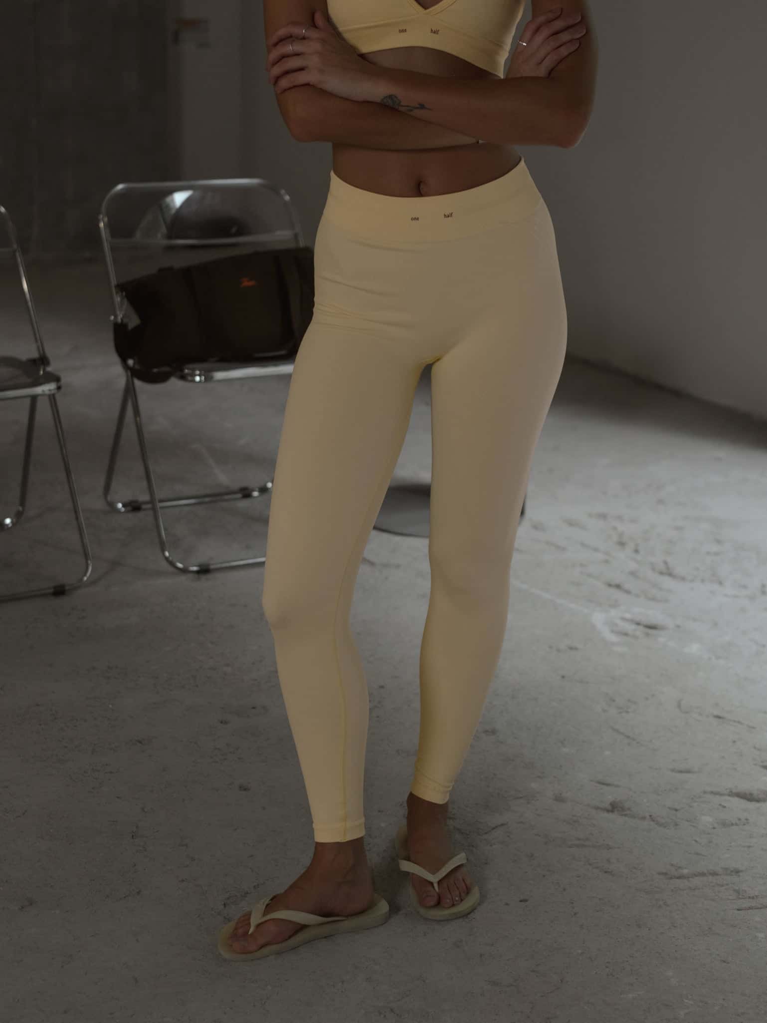 WIRED LINES SEAMLESS LEGGINGS - YELLOW UNDERTONE