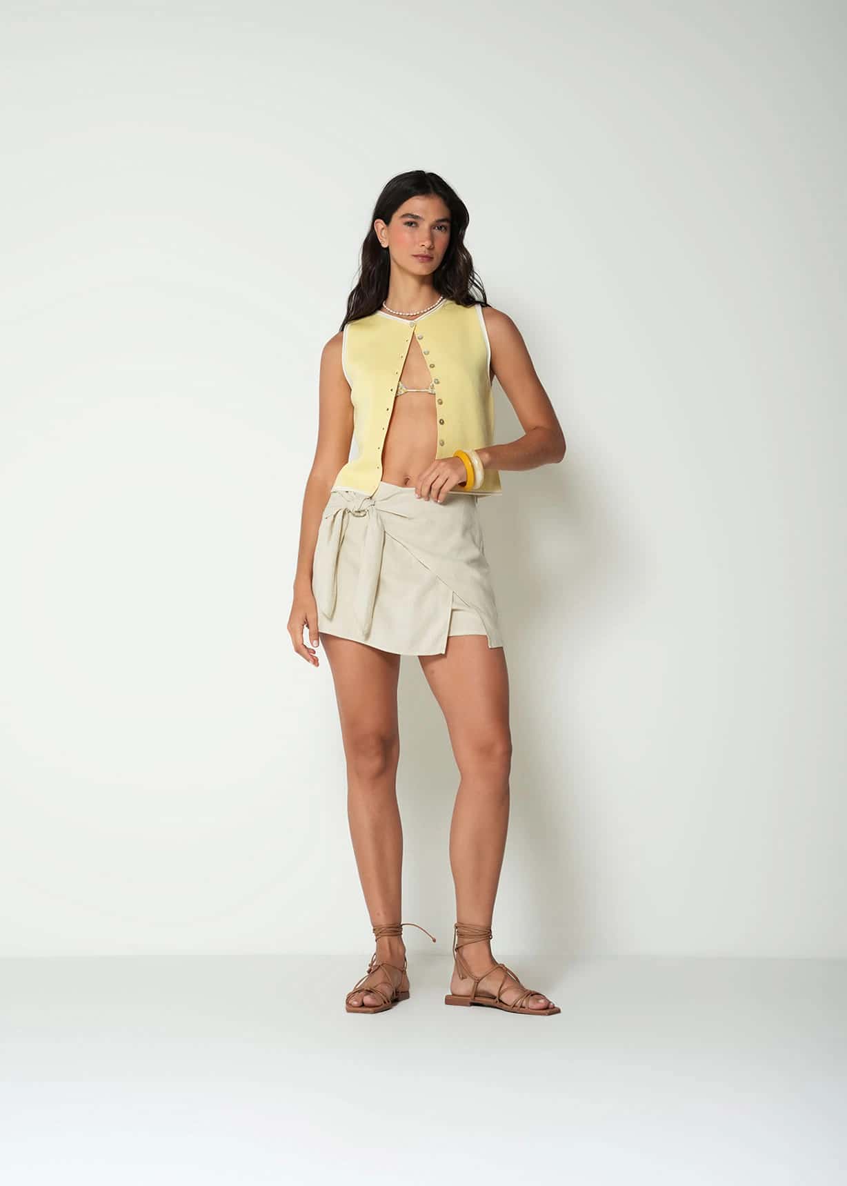 Short con detalle cruzado