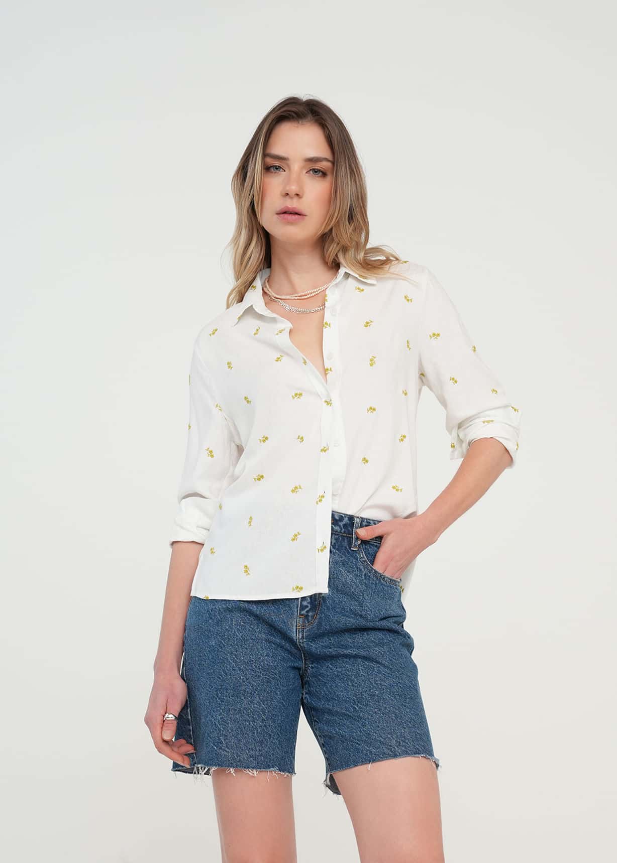 Camisa manga larga con flores bordadas