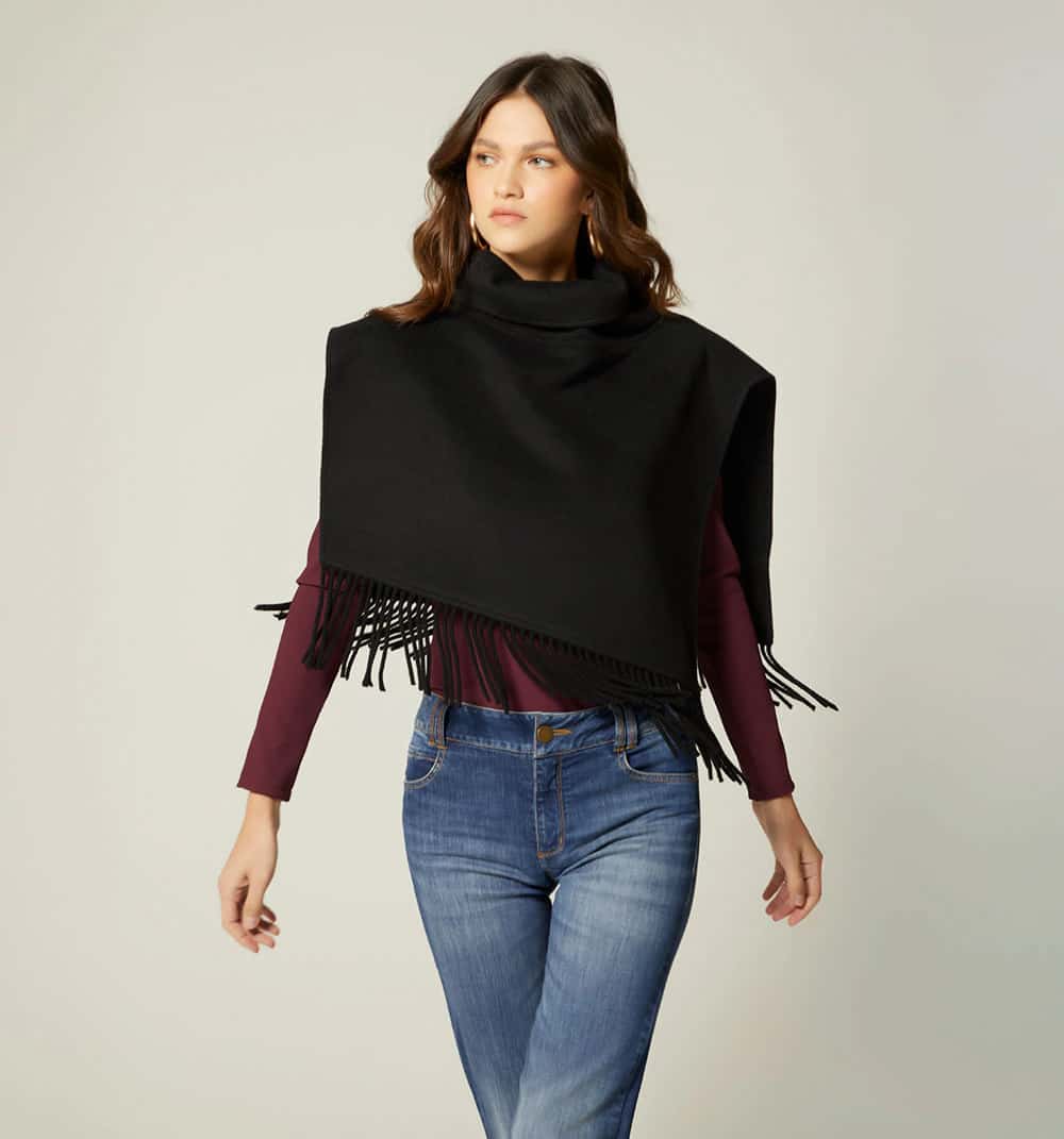 Poncho corto con flecos