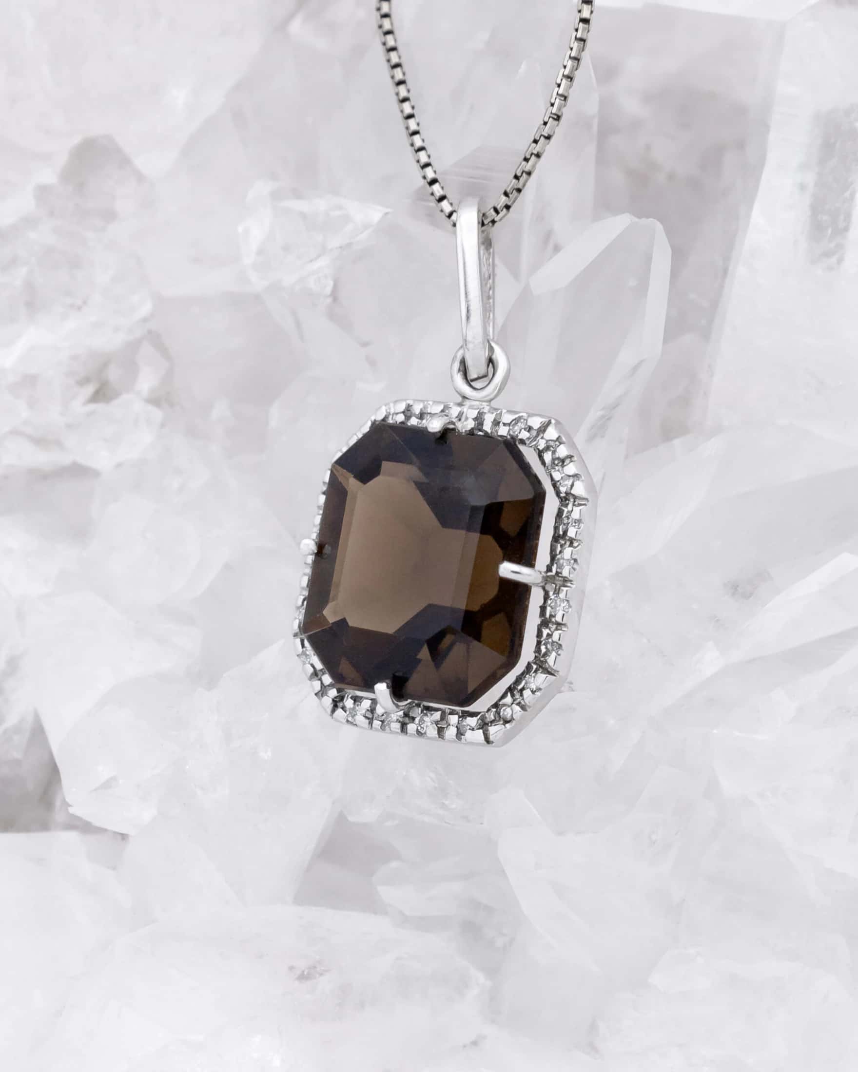Dije Cuarzo Humo con Diamantes en Oro Blanco 18K