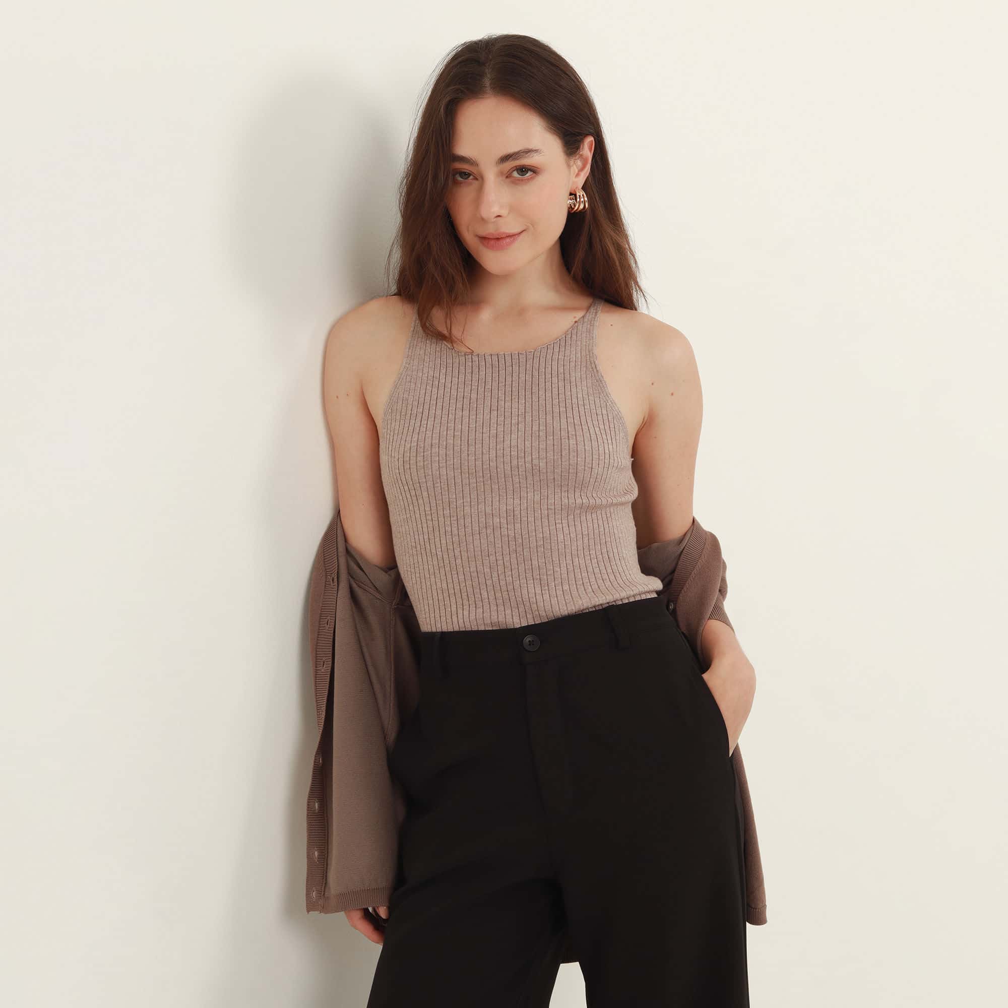 Blusa top cuello redondo con tirantes finos