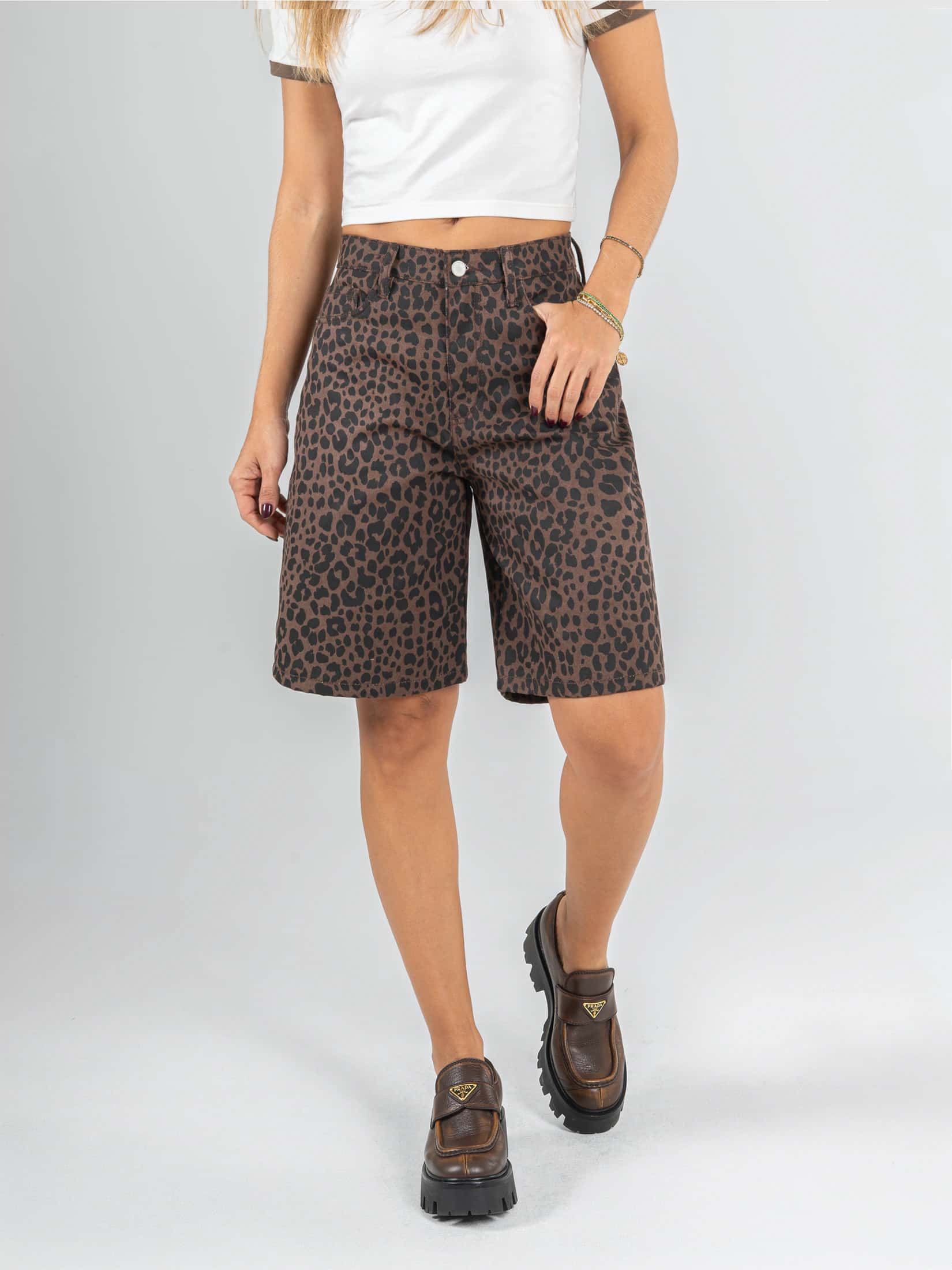 Ref: 0620655 Bermuda rígida, tiro alto, silueta amplia, estampado animal print.