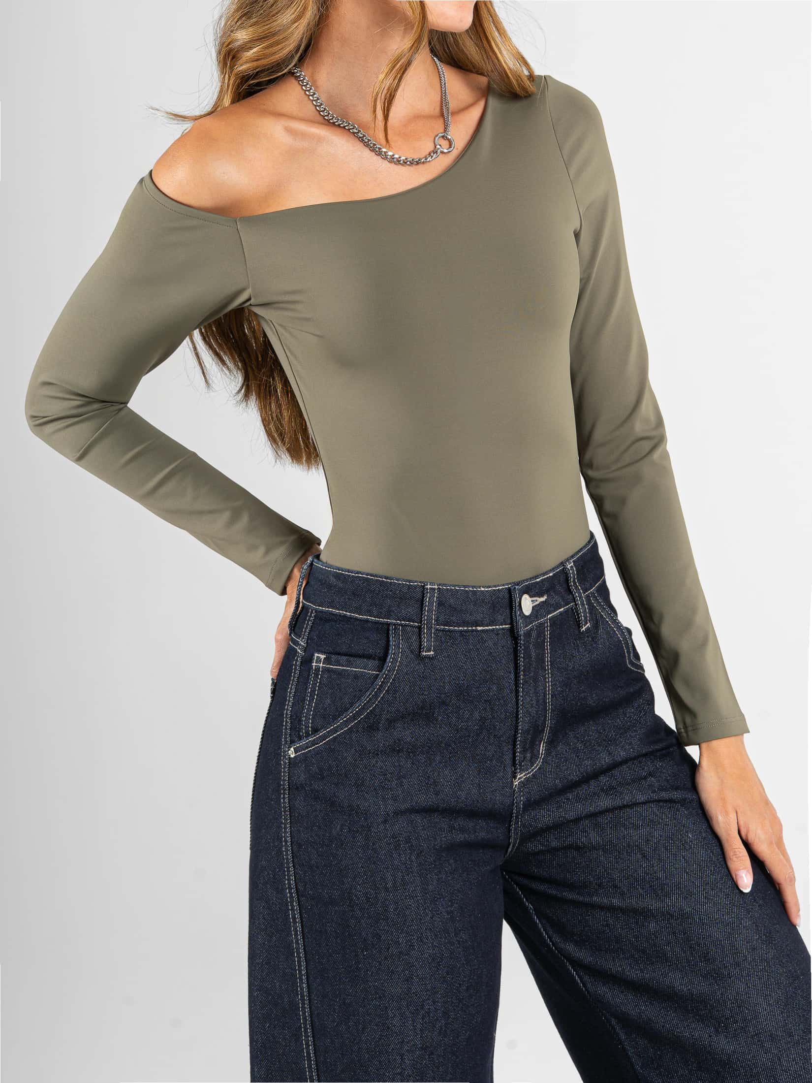 Ref: 0610694 Body manga larga, stretch, escote en hombro, tono oliva