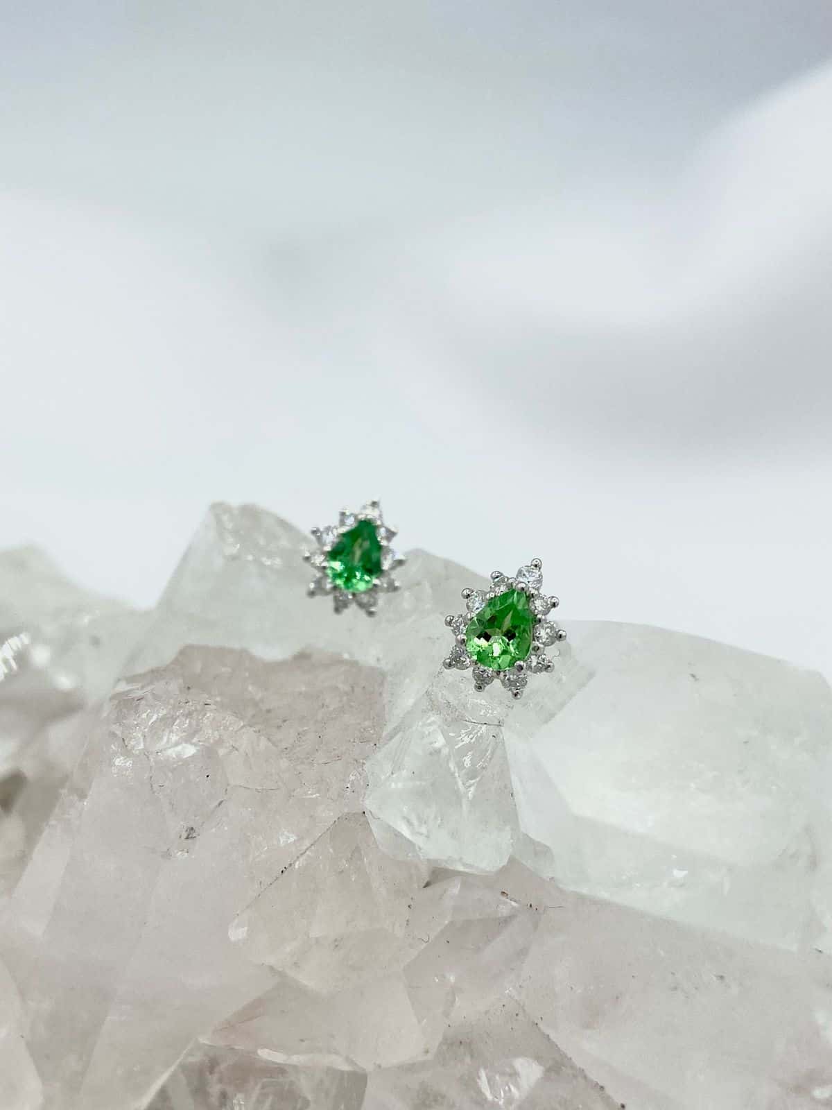 Aretes Tsavorita gotas con chispitas de Diamantes en Oro Blanco 18K