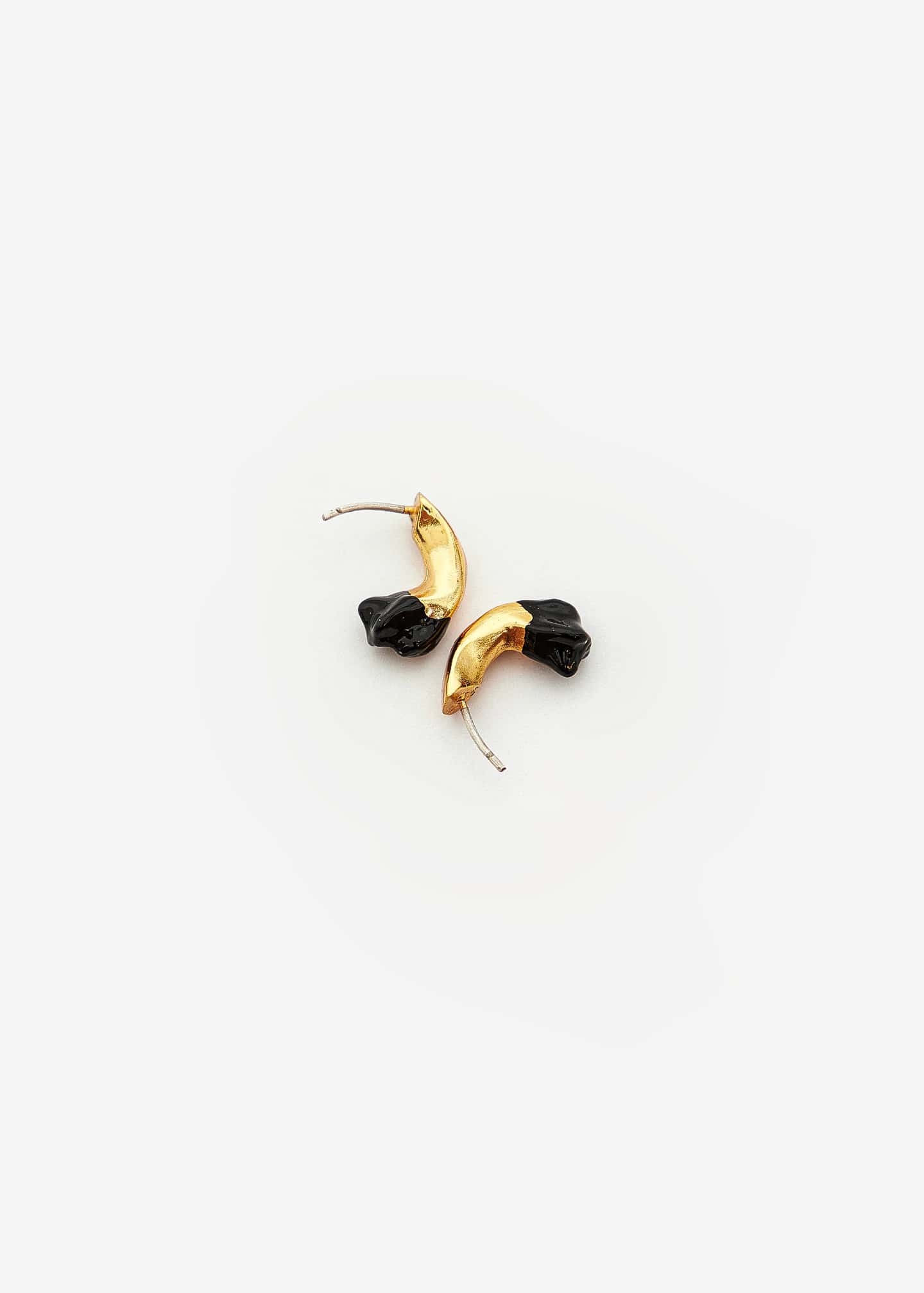 Mini Petal Curve Stud Negro