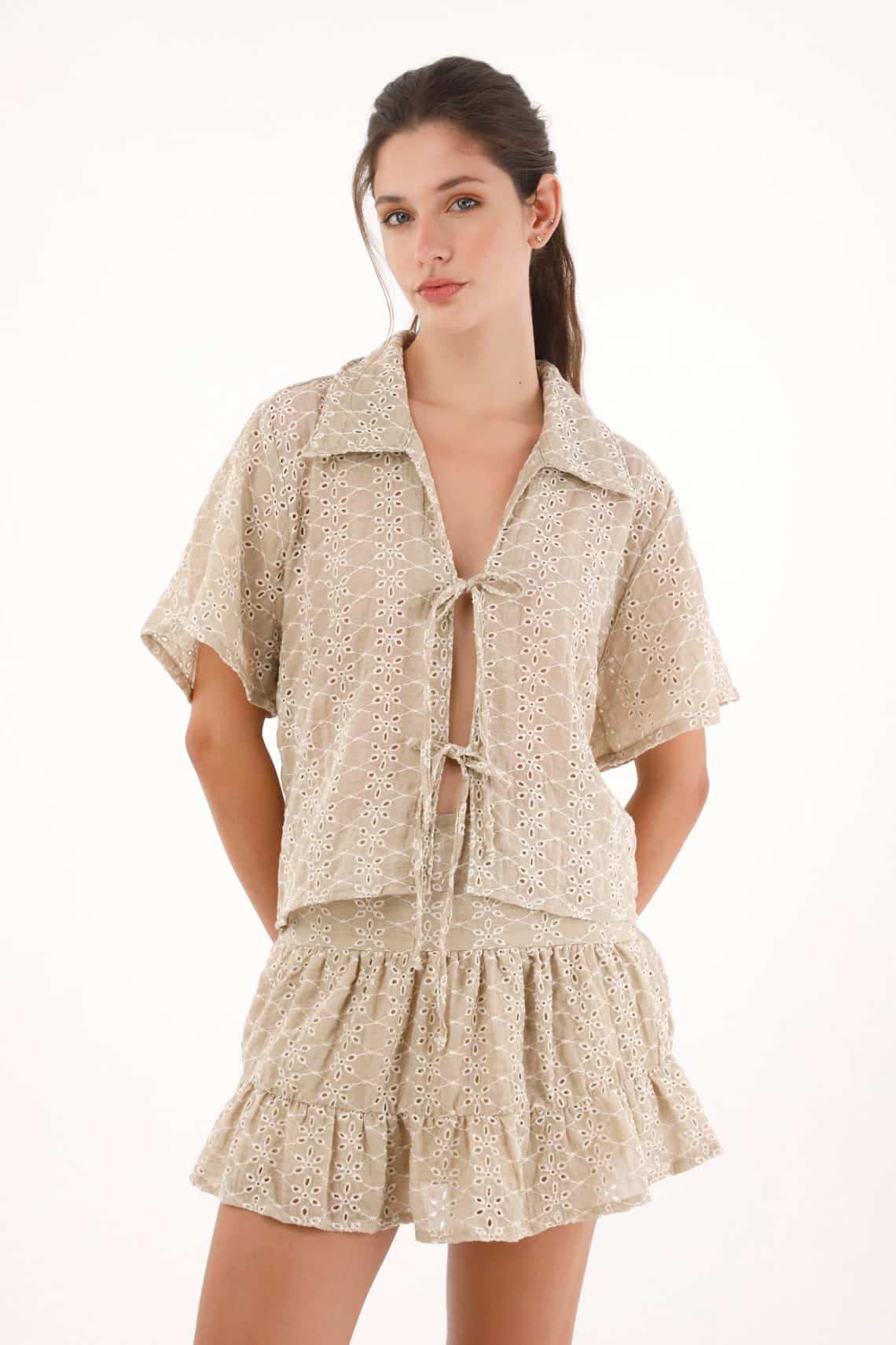 Camisa en ojalillo con amarres café para mujer