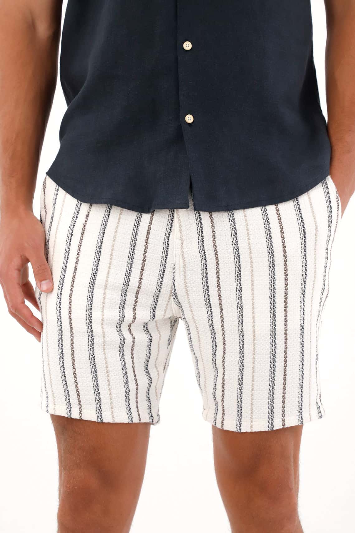 Bermuda con diseño a rayas para hombre