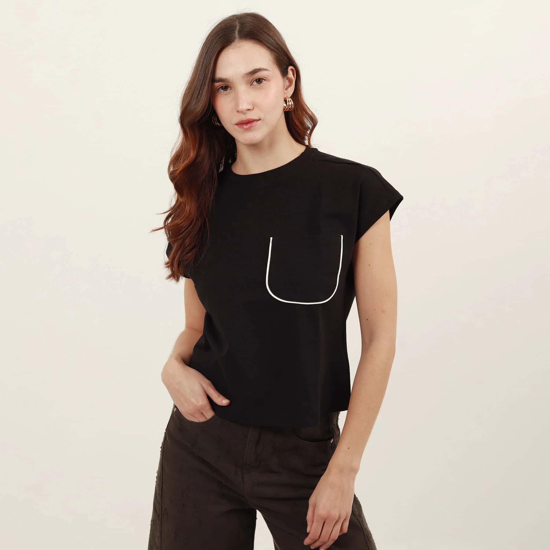 Camiseta cuello redondo manga rodada bolsillo con detalle contraste - miniatura 5