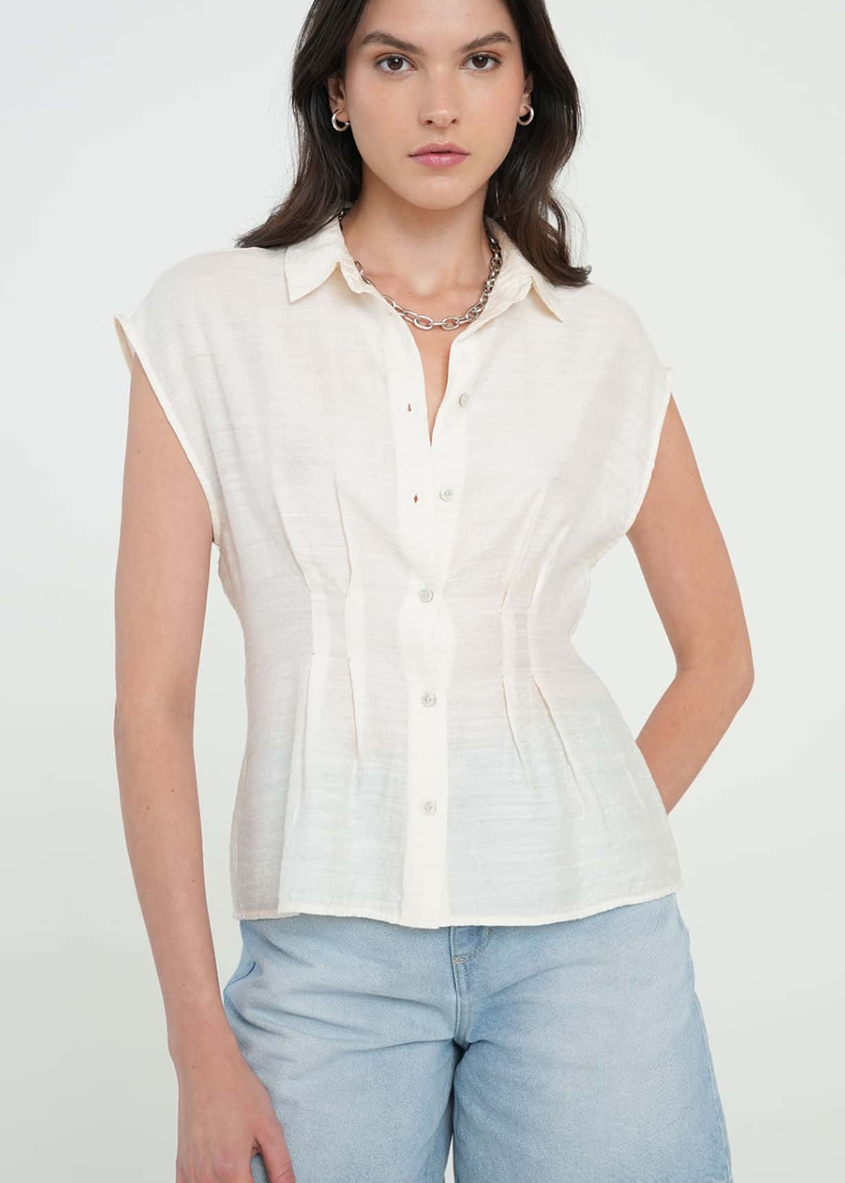 Camisa con ajuste en cintura