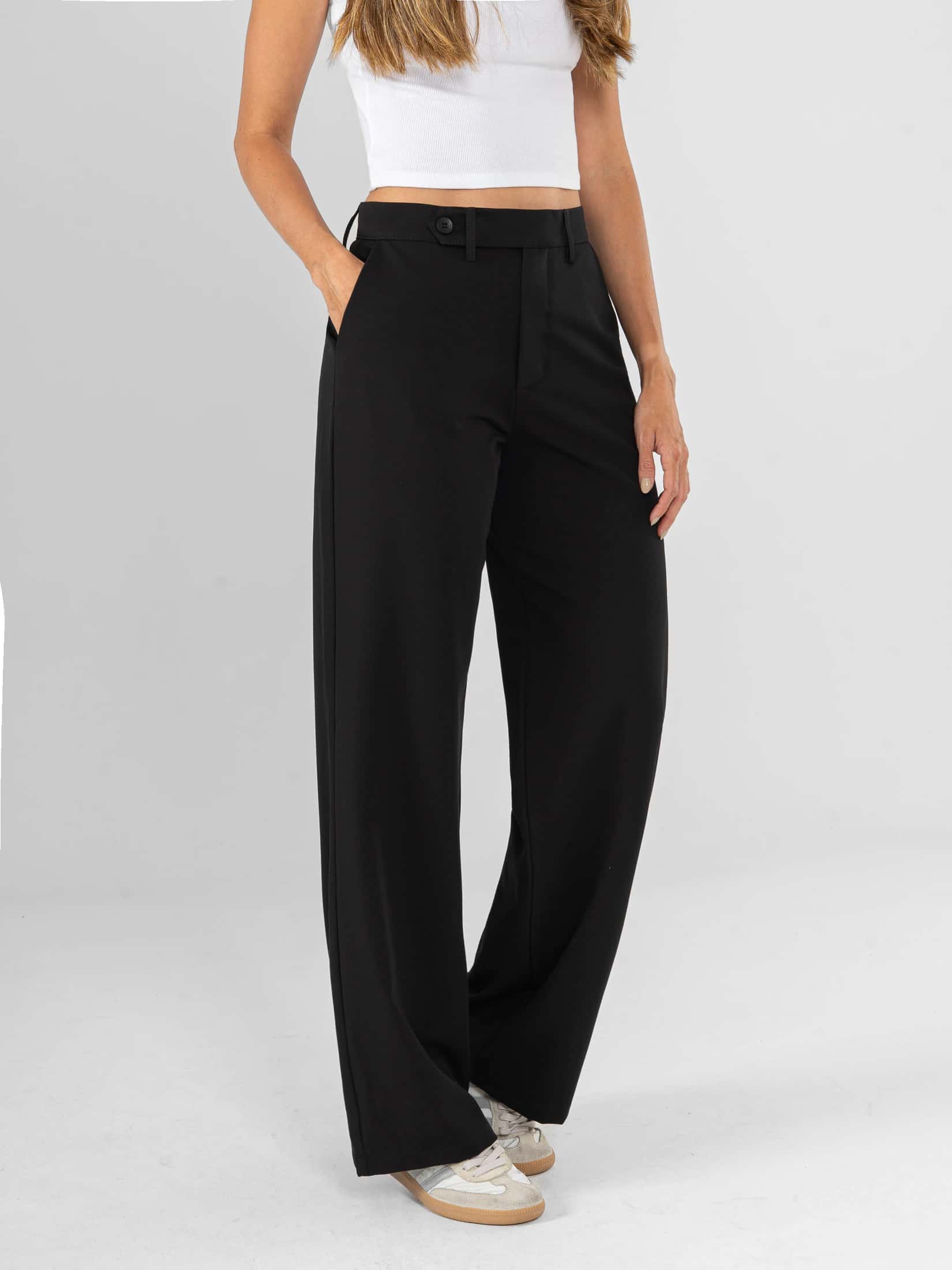 Ref: 0620428 Pantalón straight leg, stretch, tejido plano liviano, tiro alto, detalle en pretina, tono negro.