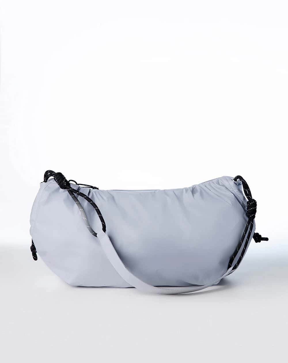 Bolso deportivo tipo hobo gris