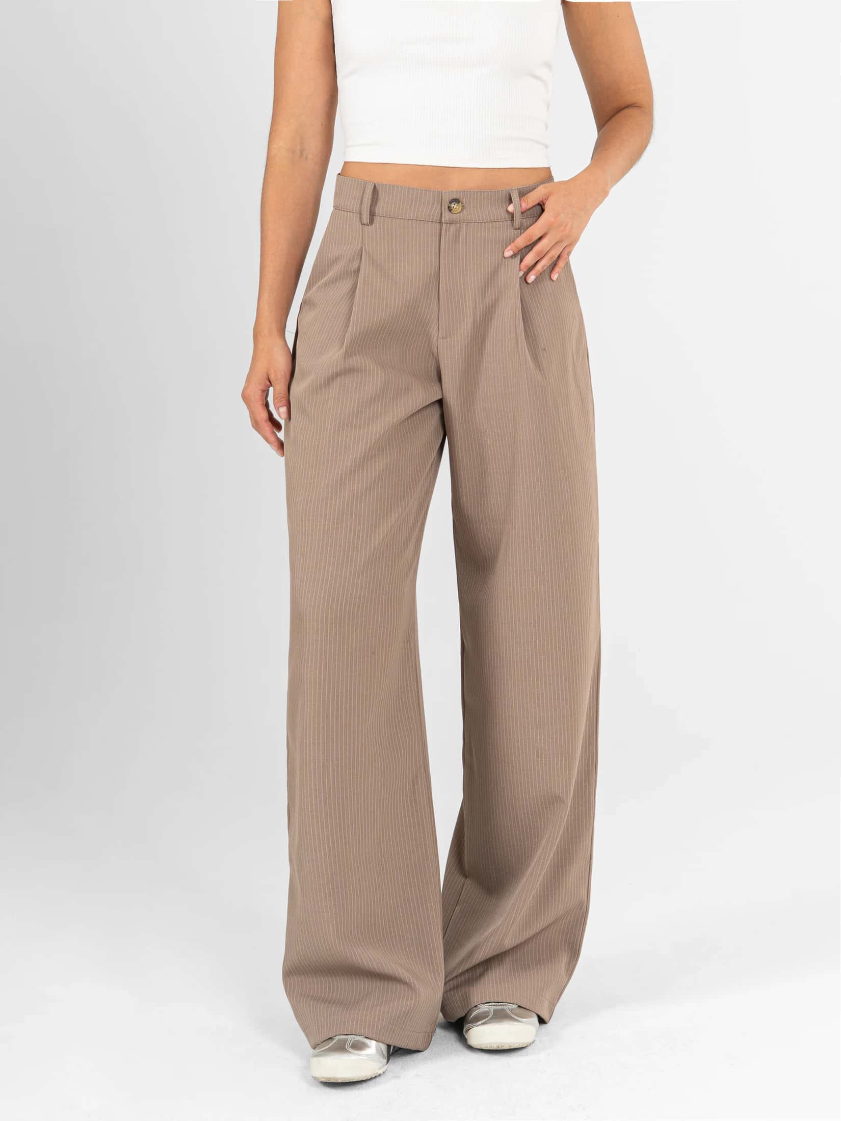 Ref: 0620537 Pantalón mom flare, tejido plano liviano, stretch, rayas, tono cafe