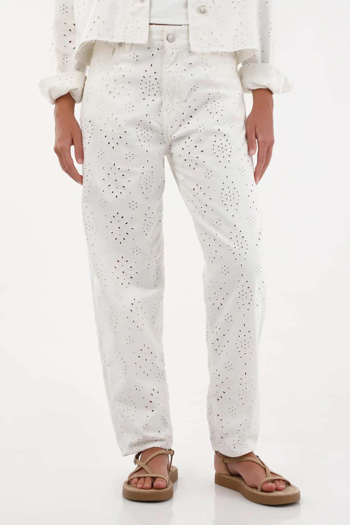 Pantalón con bordado tipo ojalillo crudo para mujer