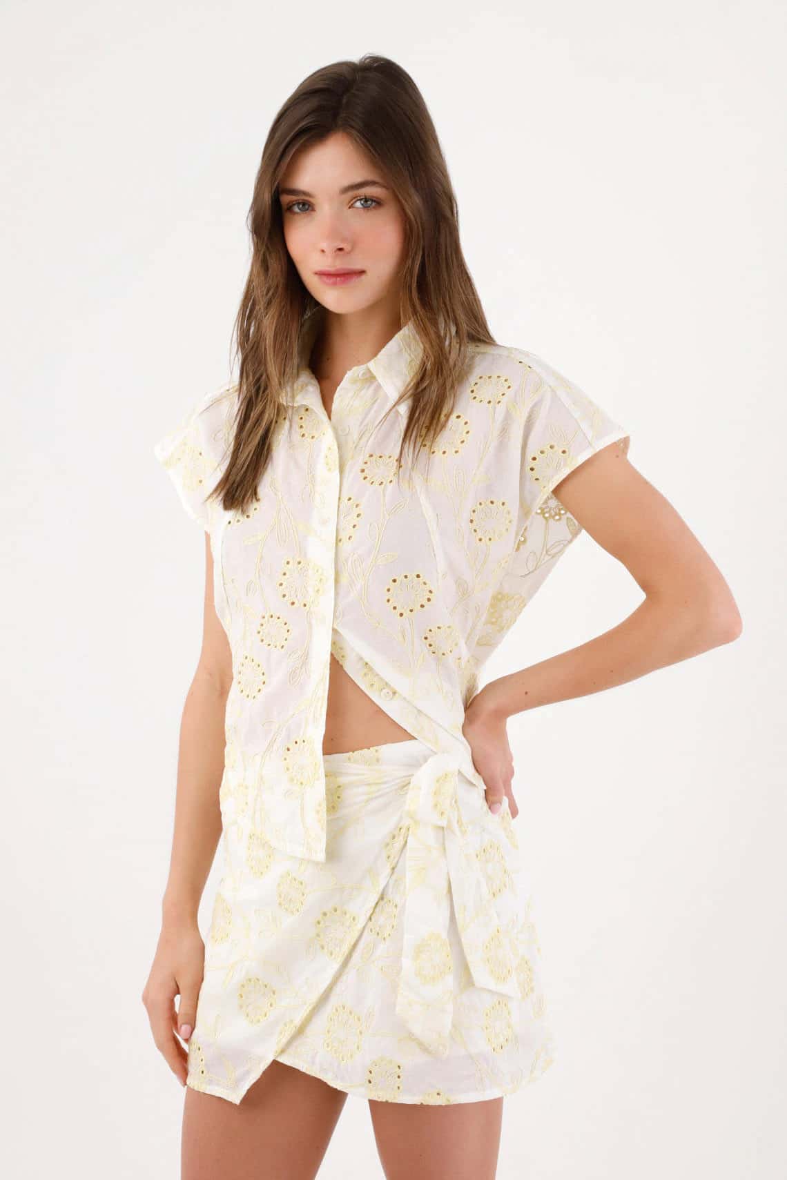 Falda mini con nudo lateral en algodón blanco y amarillo para mujer