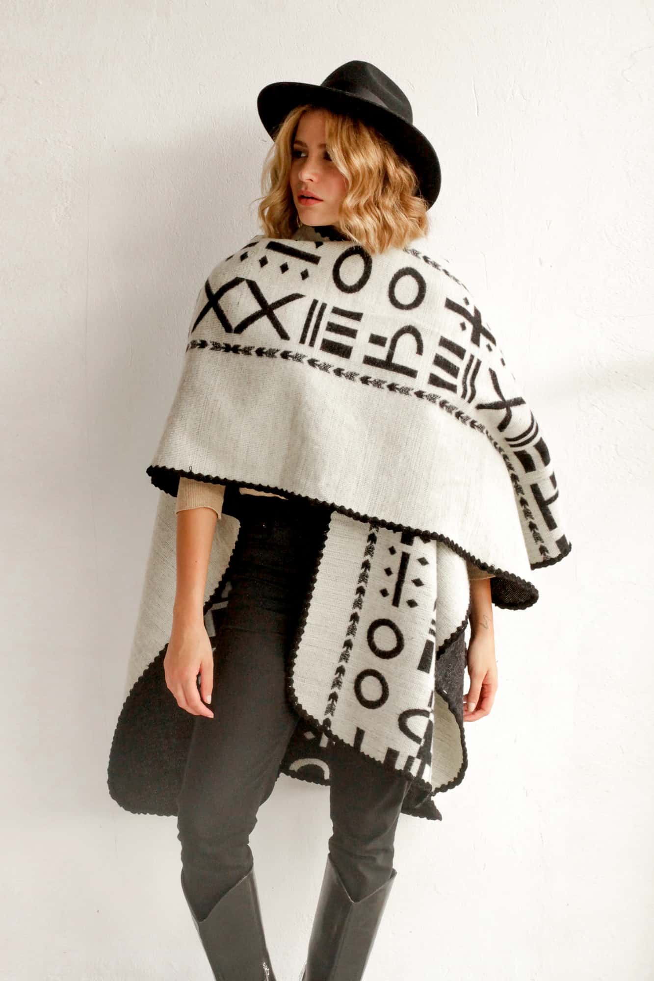 Poncho XO - Negro y blanco. - miniatura 8