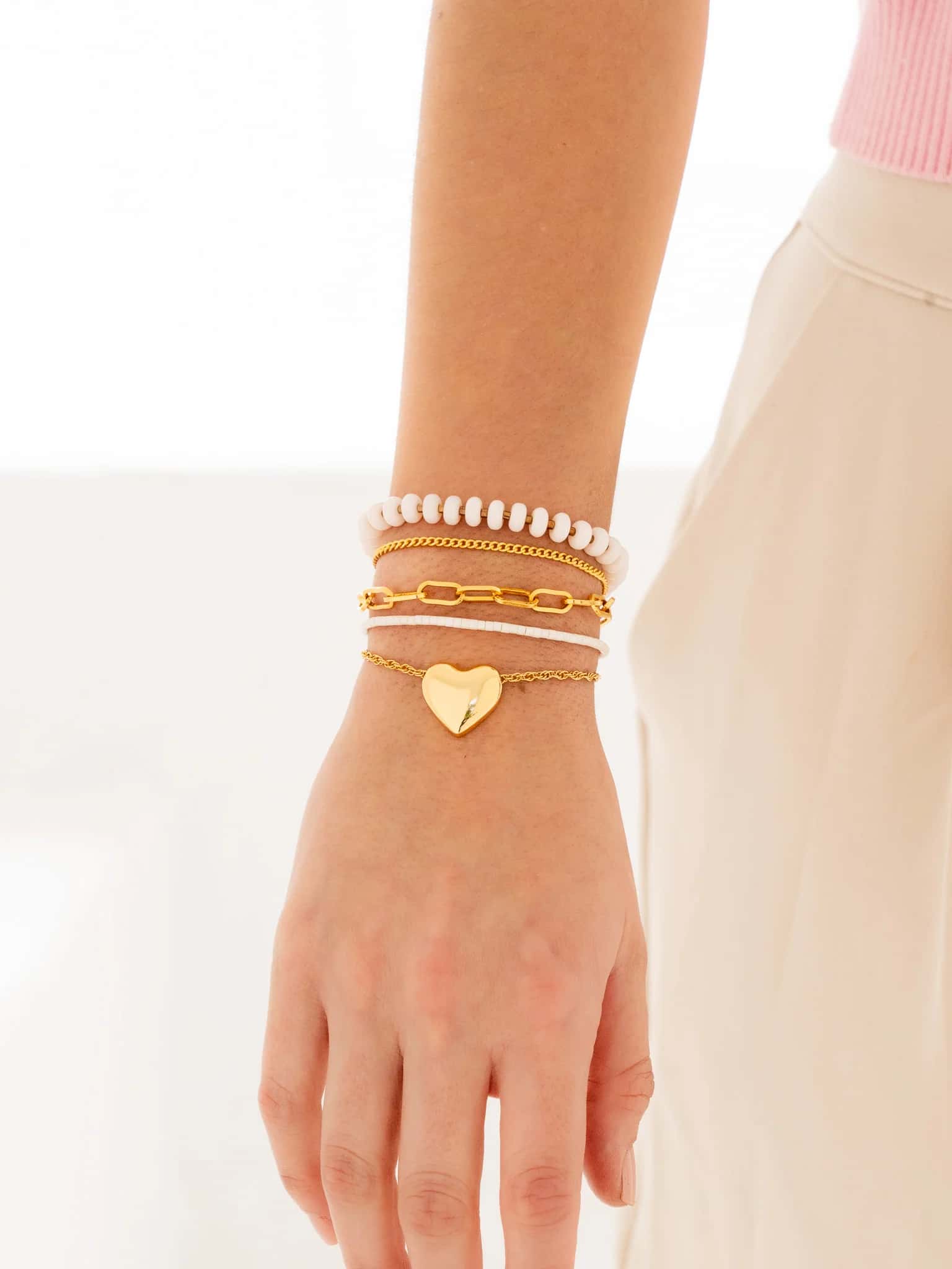 Set X5 Pulseras Corazón Beige + Aretes