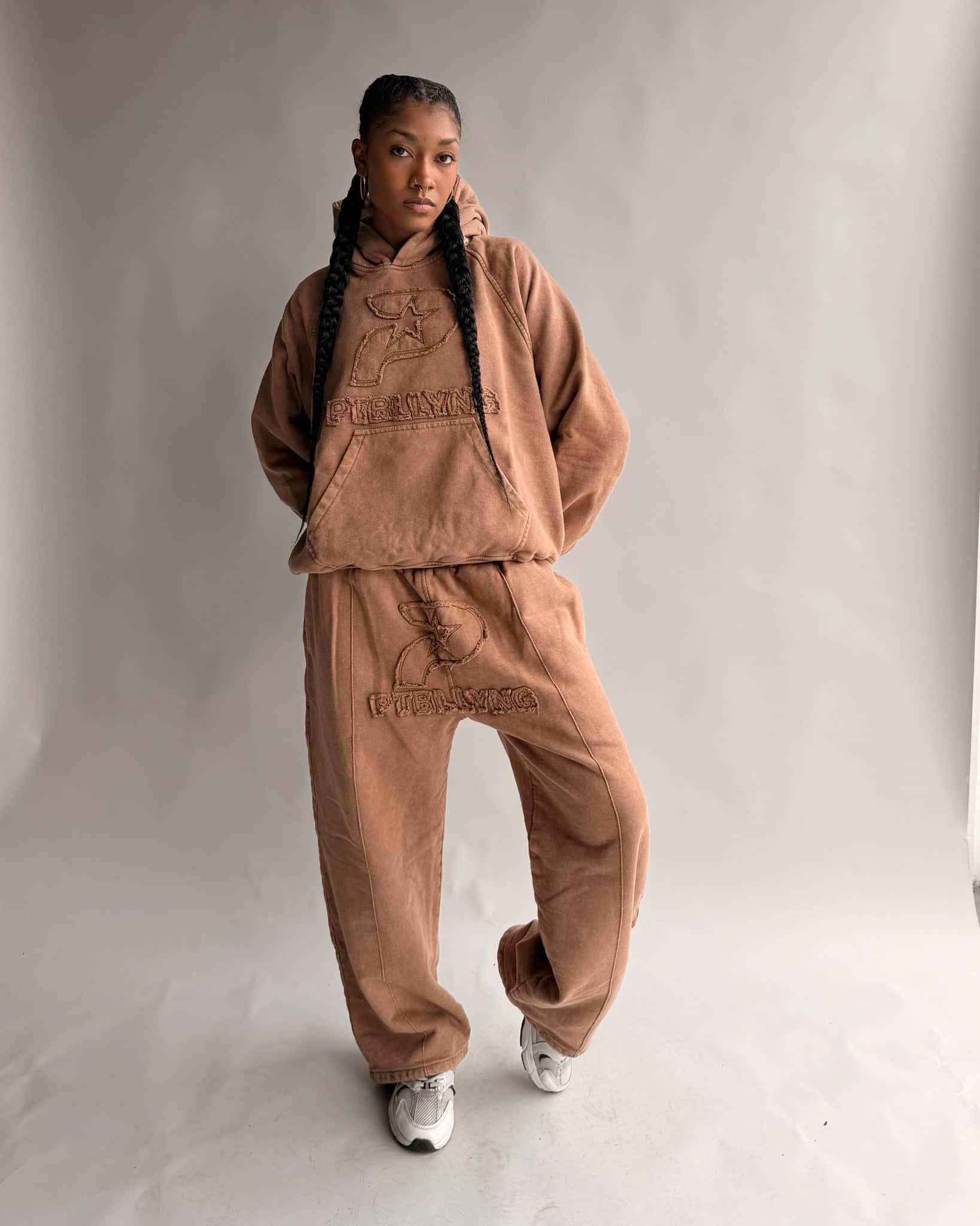 SET HOODIE + JOGGER STAR GANG CAFÉ MUJER - miniatura 2
