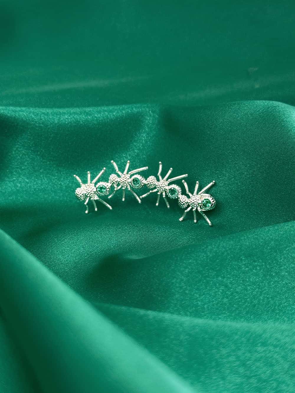 Broche Las Obreras con esmeraldas - miniatura 3
