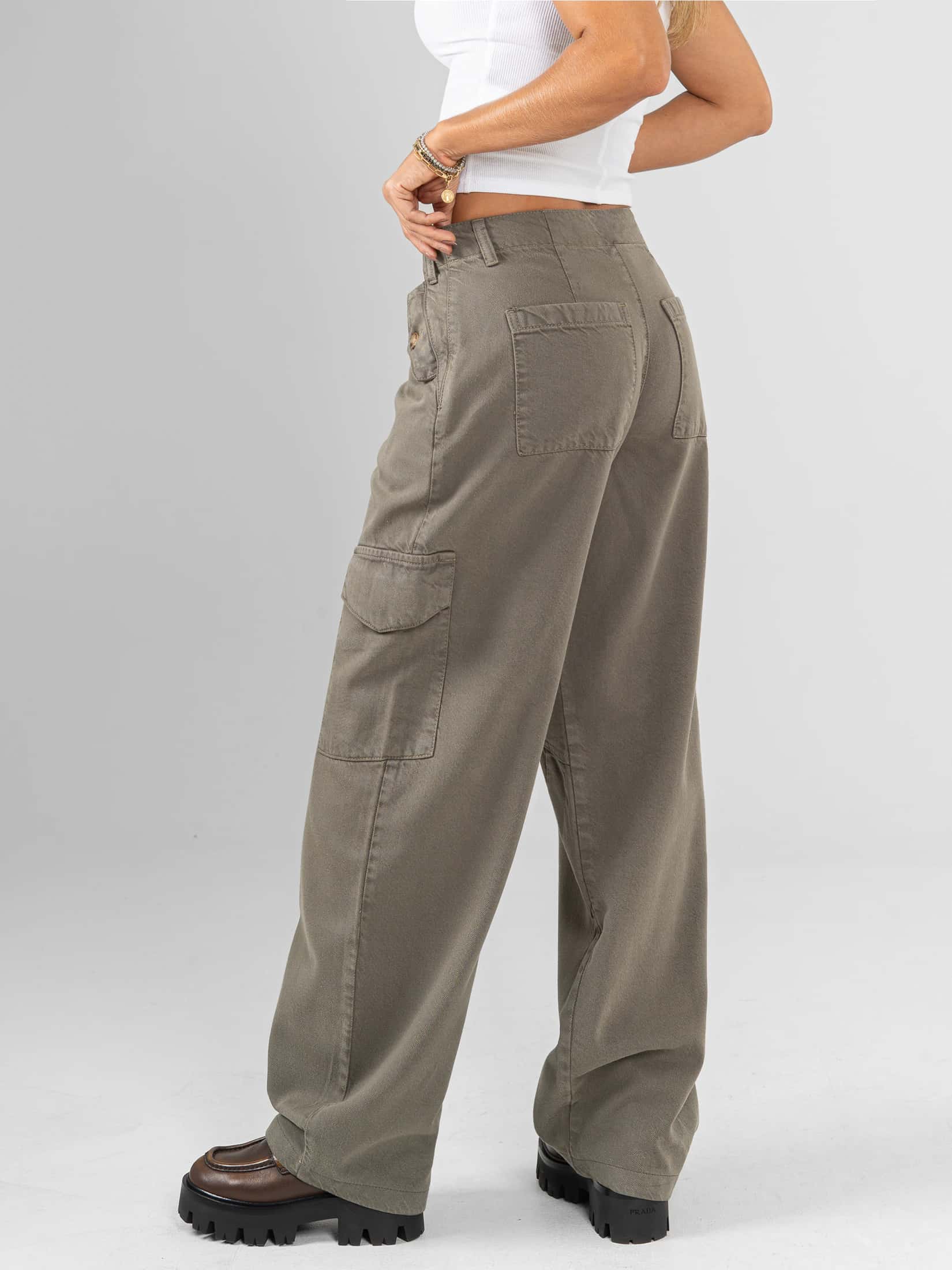 Ref: 0620471 Pantalón Cargo, rígido, tiro alto, bolsillos laterales, tono verde - miniatura 2