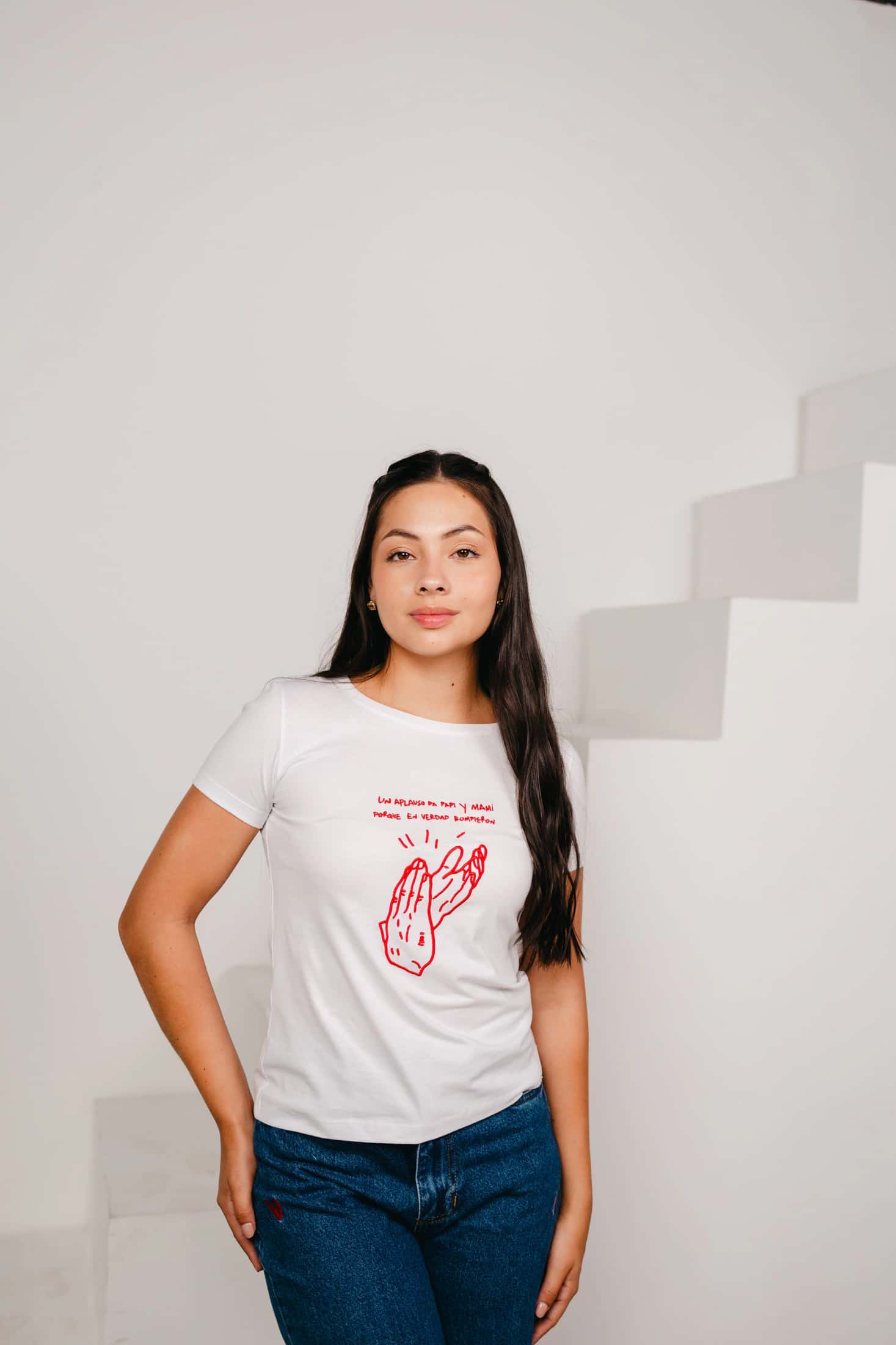 Un Aplauso Pa' Mami y Papi Embroidered Basic Tee