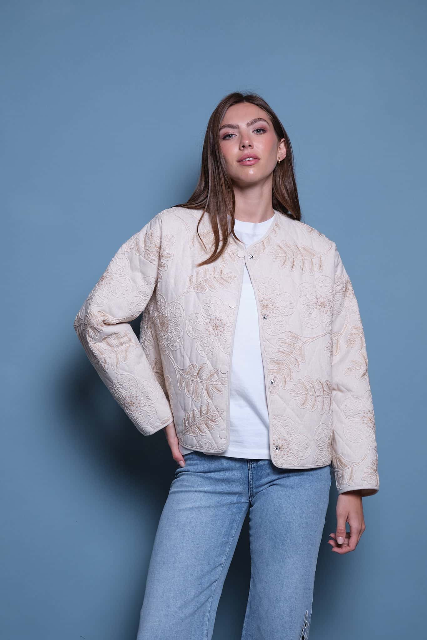 CHAQUETA ACOLCHADA CINTAS BEIGE Y HUESO
