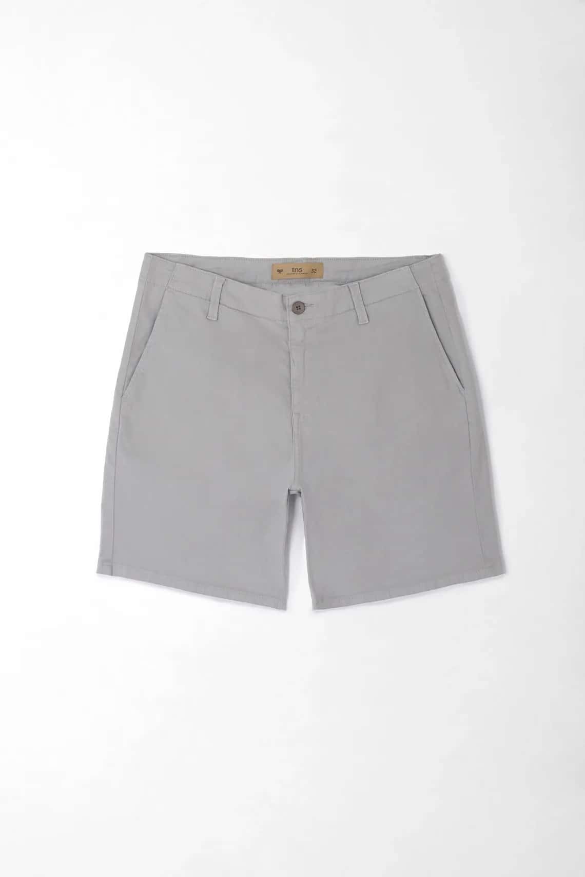 Bermuda para hombre en algodón gris claro fit tradicional con bolsillos diagonales tipo chino